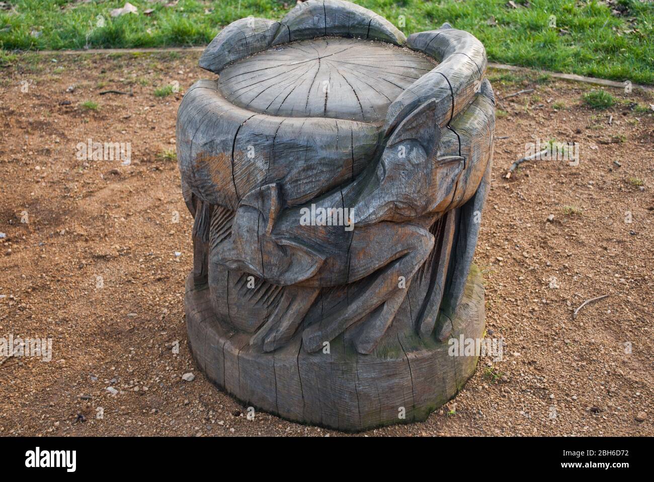 Geschnitzte Holzskulpturen Holzskulpturen Galerie Garten Regent's Park Road, London NW1 4NU Stockfoto