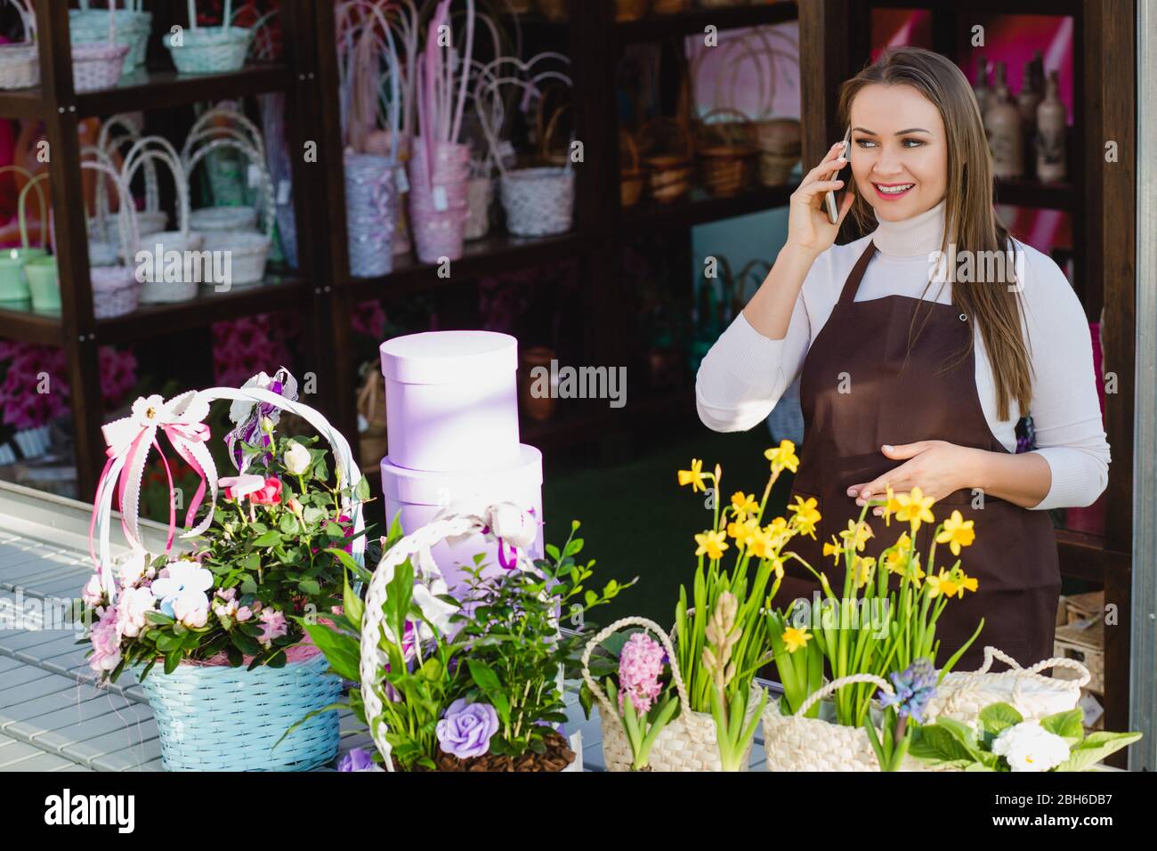 Florist nimmt Telefon bestellen im Blumenladen Stockfoto