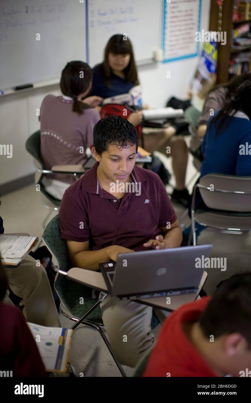 Laredo, Texas, USA, 19. Februar 2009: Schüler der High School nutzen drahtlose Laptops in den Klassenzimmern der Early College High School auf dem Campus der Texas A&M International University. ©Bob Daemmrich Stockfoto