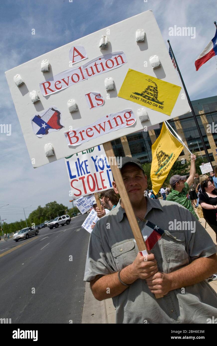 Austin, Texas, USA, 15 2009. April: Eine geschätzte Menschenmenge von rund 1.000 Personen versammelt sich auf einer Tagesparty im Rathaus, um gegen die Konjunkturprogramme der Bundesregierung zu protestieren. ©Marjorie Kamys Cotera/Daemmrich Photography Stockfoto Austin, Texas, USA, 15 2009. April: Eine geschätzte Menschenmenge von rund 1.000 Personen versammelt sich auf einer Tagesparty im Rathaus, um gegen die Konjunkturprogramme der Bundesregierung zu protestieren. ©Marjorie Kamys Cotera/Daemmrich Photography Stockfoto