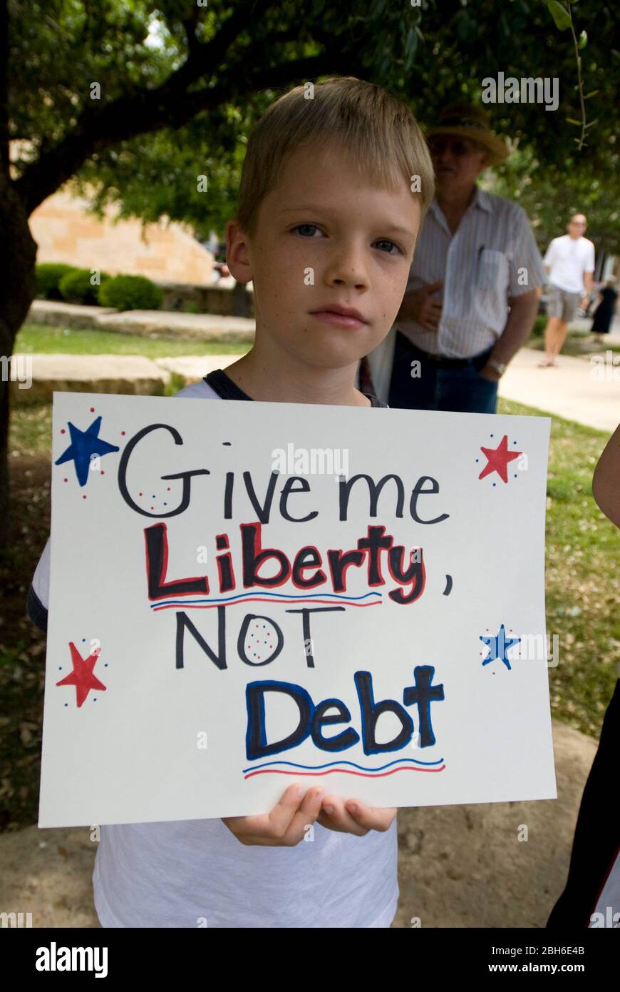 Austin, Texas, USA, 15 2009. April: Eine geschätzte Menschenmenge von rund 1.000 Personen versammelt sich auf einer Tagesparty im Rathaus, um gegen die Konjunkturprogramme der Bundesregierung zu protestieren. Ein Kind hält ein Schild, das gegen die wachsende Staatsverschuldung protestiert. ©Marjorie Kamys Cotera/Daemmrich Photography Stockfoto