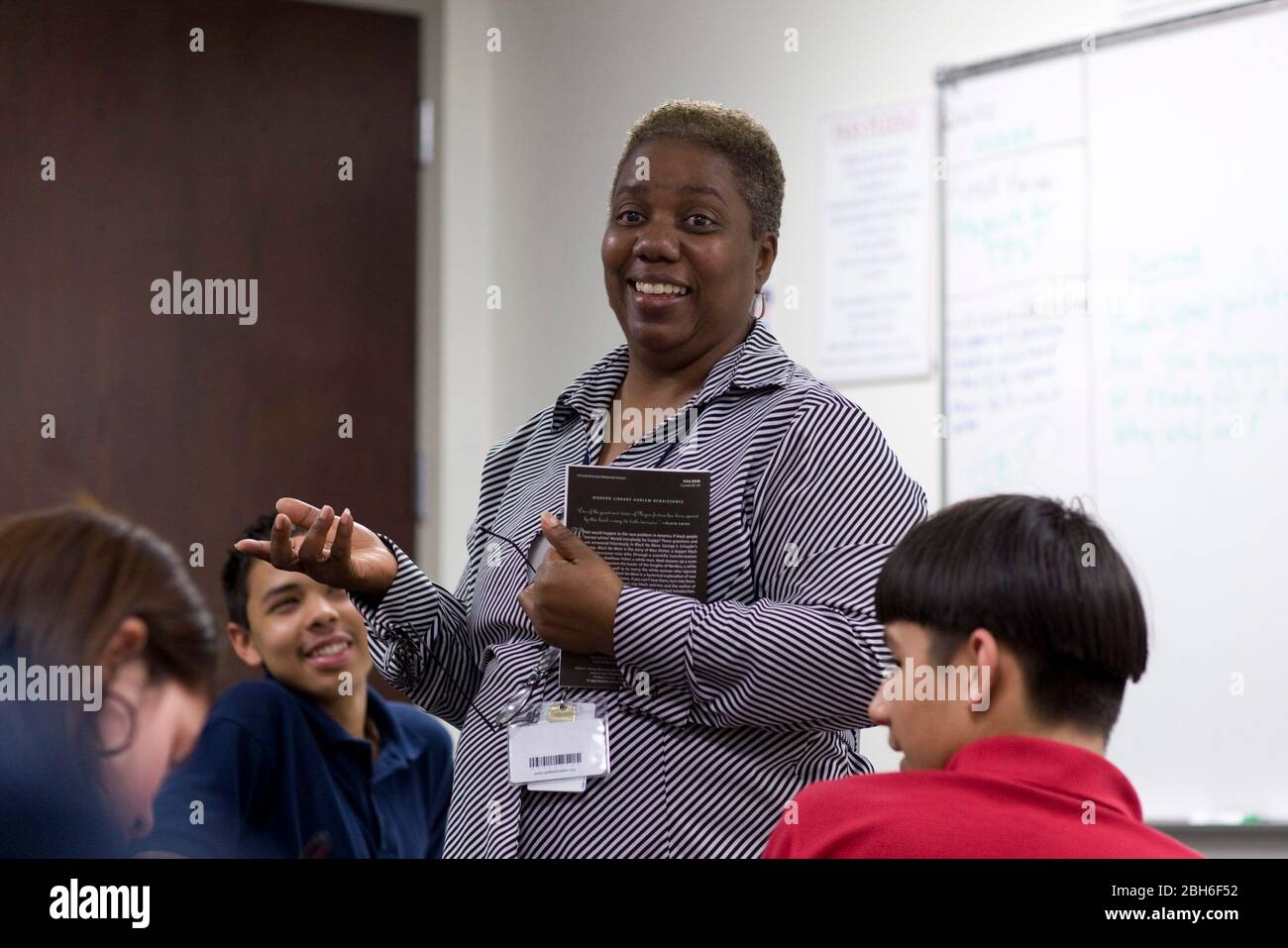 Dallas, Texas, 23. Januar 2009: Schwarze Englischlehrerin spricht im Klassenzimmer mit Schülerinnen der siebten Klasse an der Peak Preparatory Academy in East Dallas. Die Schule ist eine öffentlich-rechtliche Schule, die in ihrer fünfjährigen Geschichte ein bemerkenswertes Wachstum bei den Schülerleistungen verzeichnet hat. ©Bob Daemmrich Stockfoto