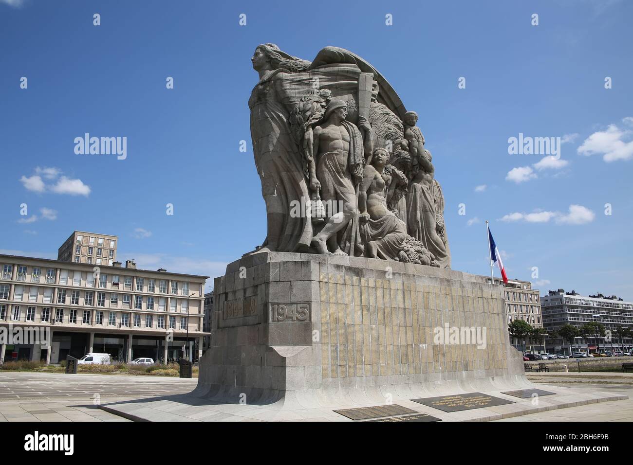Monuments aux Morts ist ein beeindruckendes Denkmal, um alle Zivilisten zu ehren, die in den Kriegen starben, ob sie von den Bombengranaten der Alliierten getötet wurden oder Stockfoto