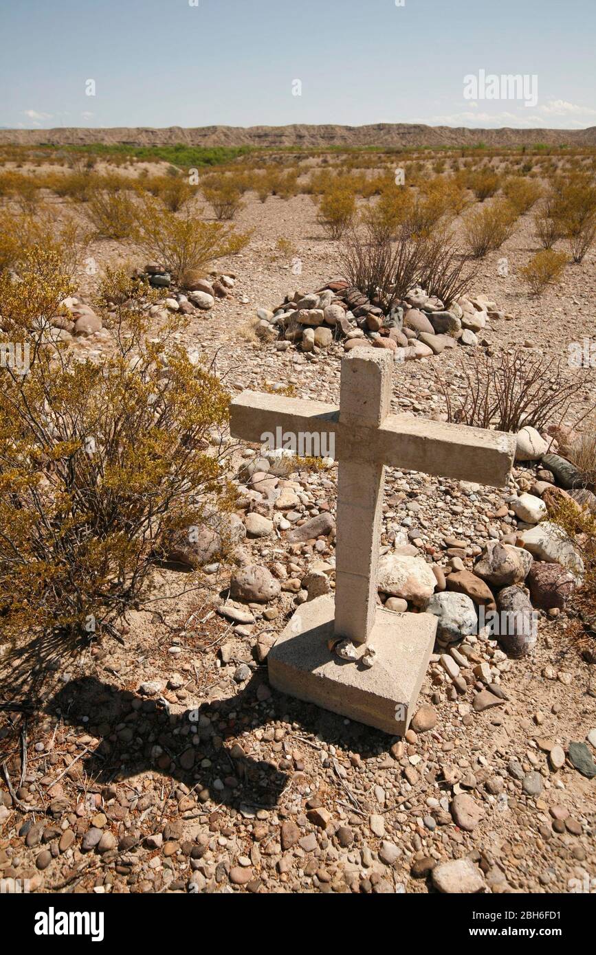 Big Bend National Park, Texas, 17. März 2009: Gräber von frühen Siedlern auf der Johnson's Ranch entlang der River Road im heutigen Big Bend National Park entlang der Grenze zwischen Texas und Mexiko. Die Nähe zum Rio Grande lieferte den frühen Siedlern in der Gegend Wasser, die Mitte 1930s aufgegeben wurde, um den Park zu machen. ©Bob Daemmrich Stockfoto