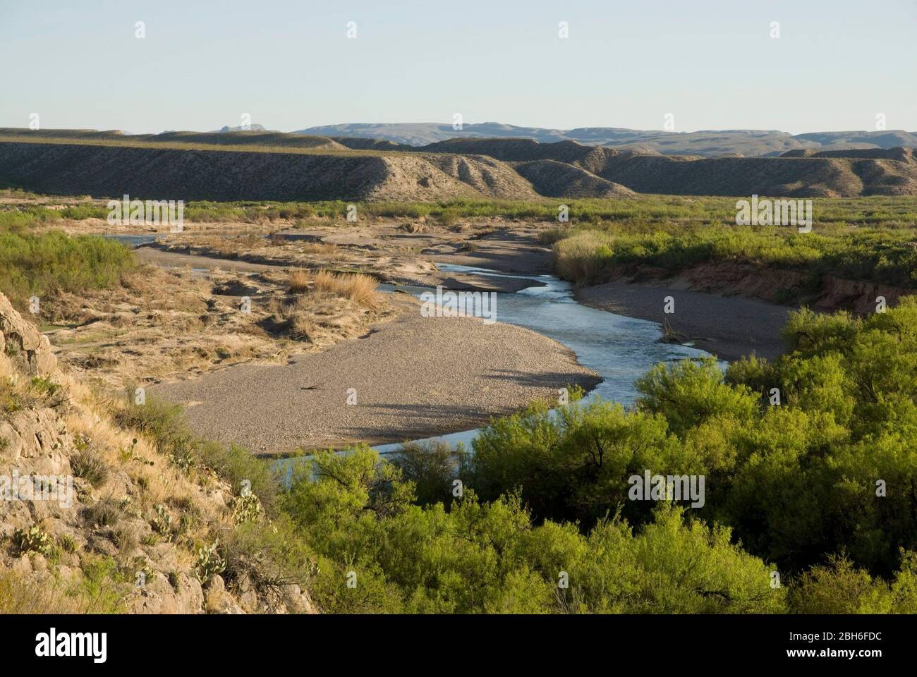 Big Bend National Park, Texas, 18. März 2009: Der Rio Grande River schlängelt sich durch das Boquillas-Gebiet des Big Bend National Park entlang der Texas-Mexiko-Grenze. Die Flutung des Rio Grande im späten Herbst durchforstet die Flussufer und beseitigt Rohrwachstum auf der mexikanischen Seite (links). ©Bob Daemmrich Stockfoto