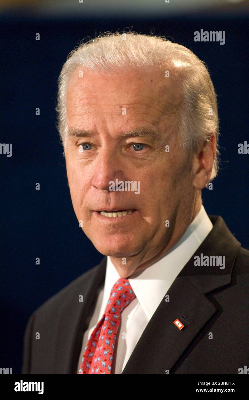 Austin, Texas, USA, 28.. April 2009: Vizepräsident Joe Biden spricht auf einer Pressekonferenz während seines Besuchs im National Violence Hot Line Center. ©Marjorie Kamys Cotera/Daemmrich Photography Stockfoto
