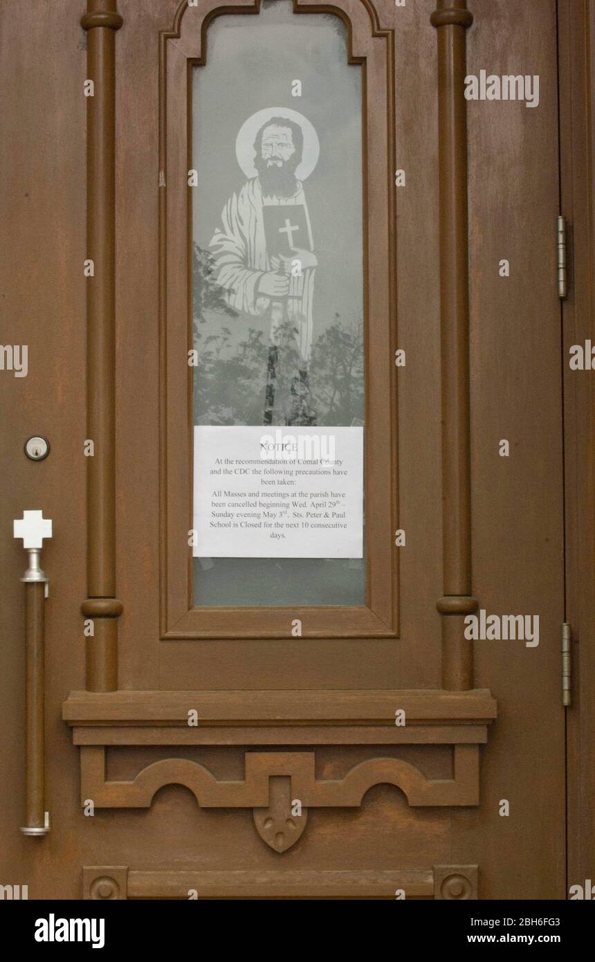 New Braunfels, Texas, USA, April 30 2009: Ein Schild an der Eingangstür der katholischen Kirche St. Peter und Paul besagt, dass die Gottesdienste bis zum 3. Mai wegen der Besorgnis über die Ausbreitung des Influenza-A-Virus von H1Ni oder der „Weingrippe“ gestrichen wurden. ©Marjorie Kamys Cotera/Daemmrich Fotos Stockfoto