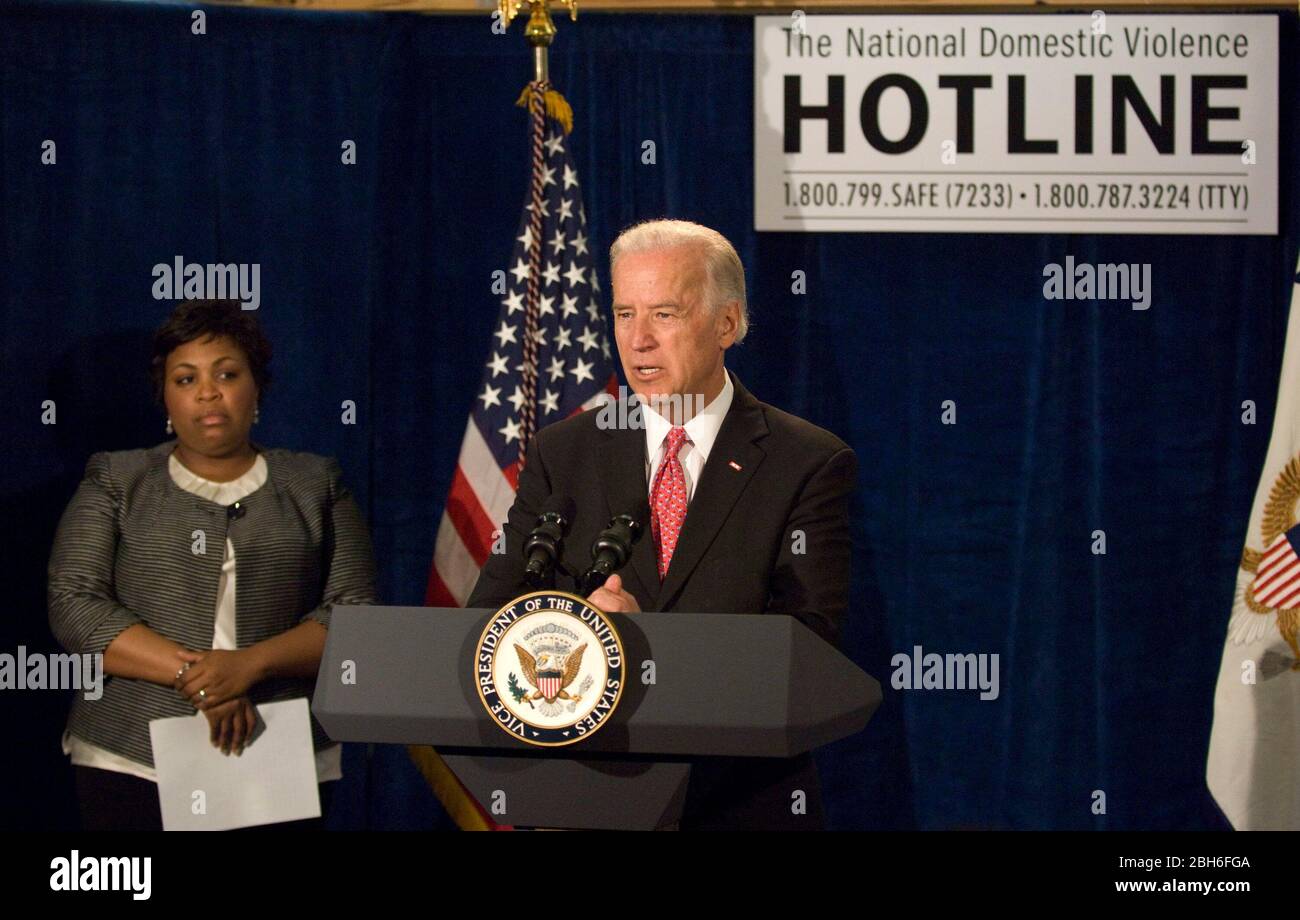 Austin, Texas, USA, 28.. April 2009: Vizepräsident Joe Biden spricht auf einer Pressekonferenz während seines Besuchs im National Violence Hot Line Center. ©Marjorie Kamys Cotera/Daemmrich Photography Stockfoto
