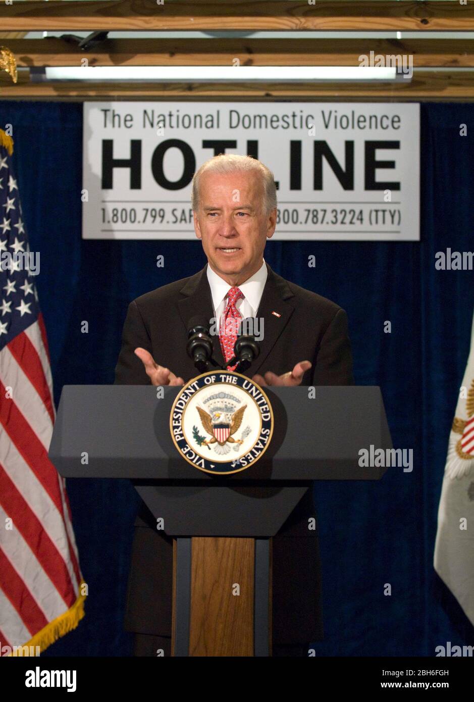 Austin, Texas, USA, 28.. April 2009: Vizepräsident Joe Biden spricht auf einer Pressekonferenz während seines Besuchs im National Violence Hot Line Center. ©Marjorie Kamys Cotera/Daemmrich Photography Stockfoto