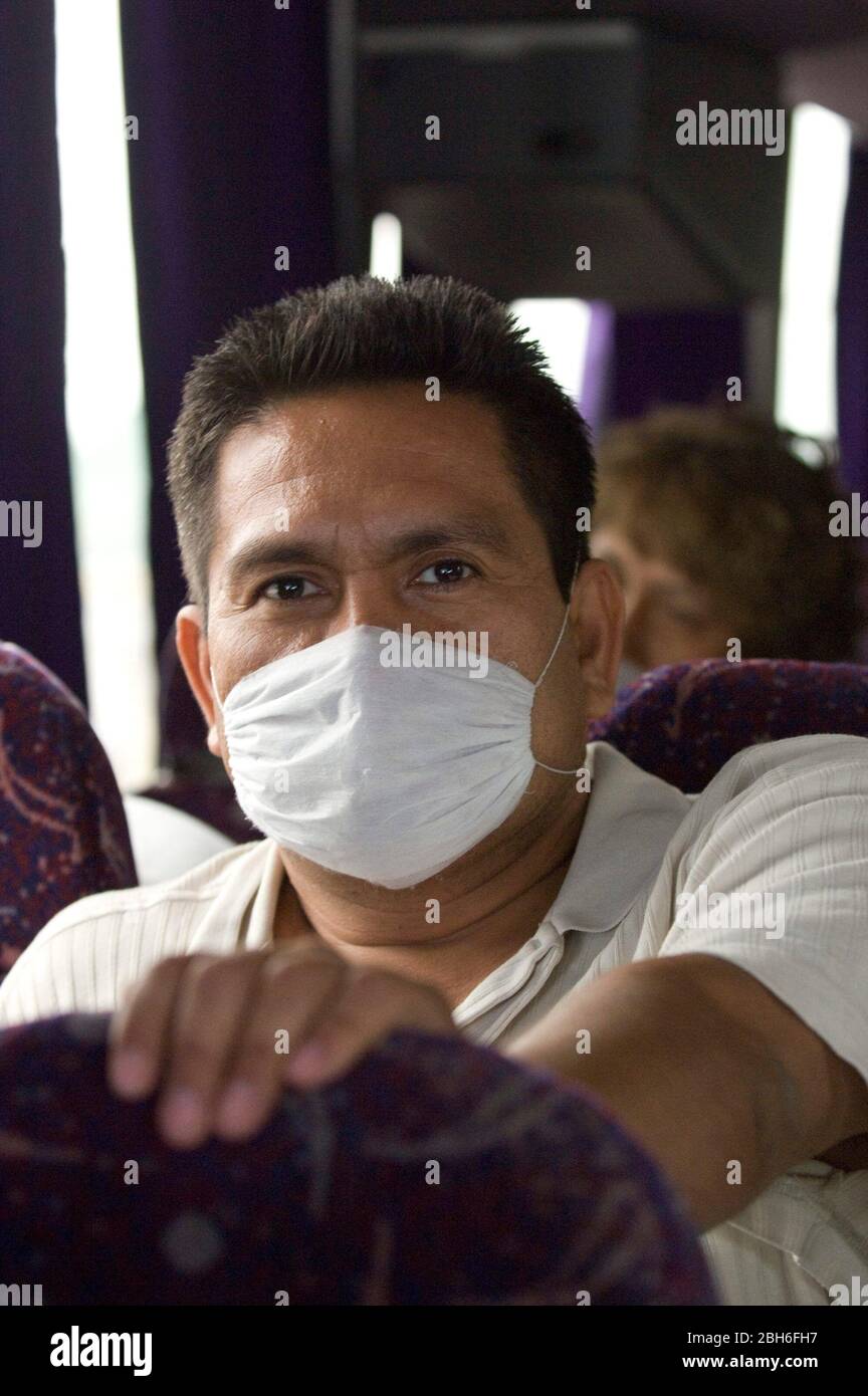 San Marcos, Texas USA, April 30 2009: Ein männlicher Passagier in einem Bus von Nuevo Laredo nach Chicago trägt während eines Raststopps in Zentral-Texas eine Maske. Die meisten Fahrgäste im Bus trugen Masken, um sich vor dem Influenza-A-Virus von H1Ni oder der „Weingrippe“ zu schützen. ©Marjorie Kamys Cotera/Daemmrich Photography Stockfoto