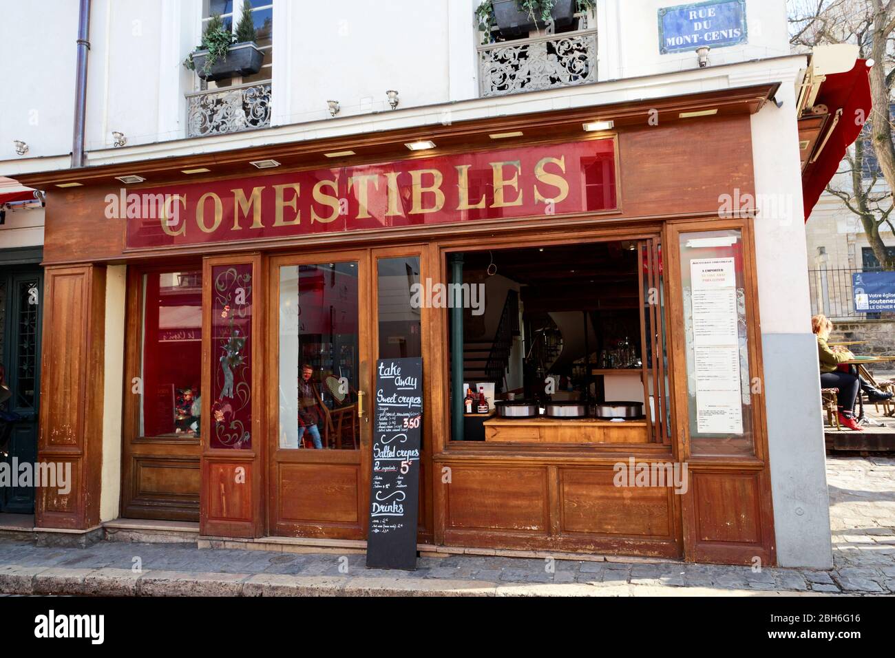 Cafe Bar, Montmartre, Paris, Frankreich an einem sonnigen Februartag Stockfoto