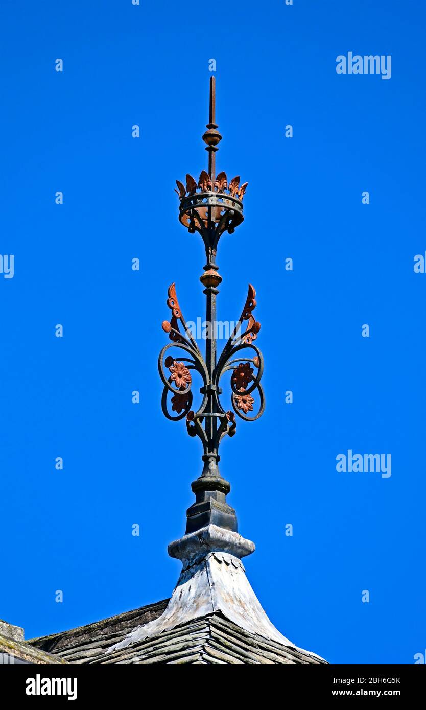 Zierguss-Eisen-Finial auf dem Dach des Gebäudes. Stricklandgate, Kendal, Cumbria, England, Großbritannien, Europa. Stockfoto