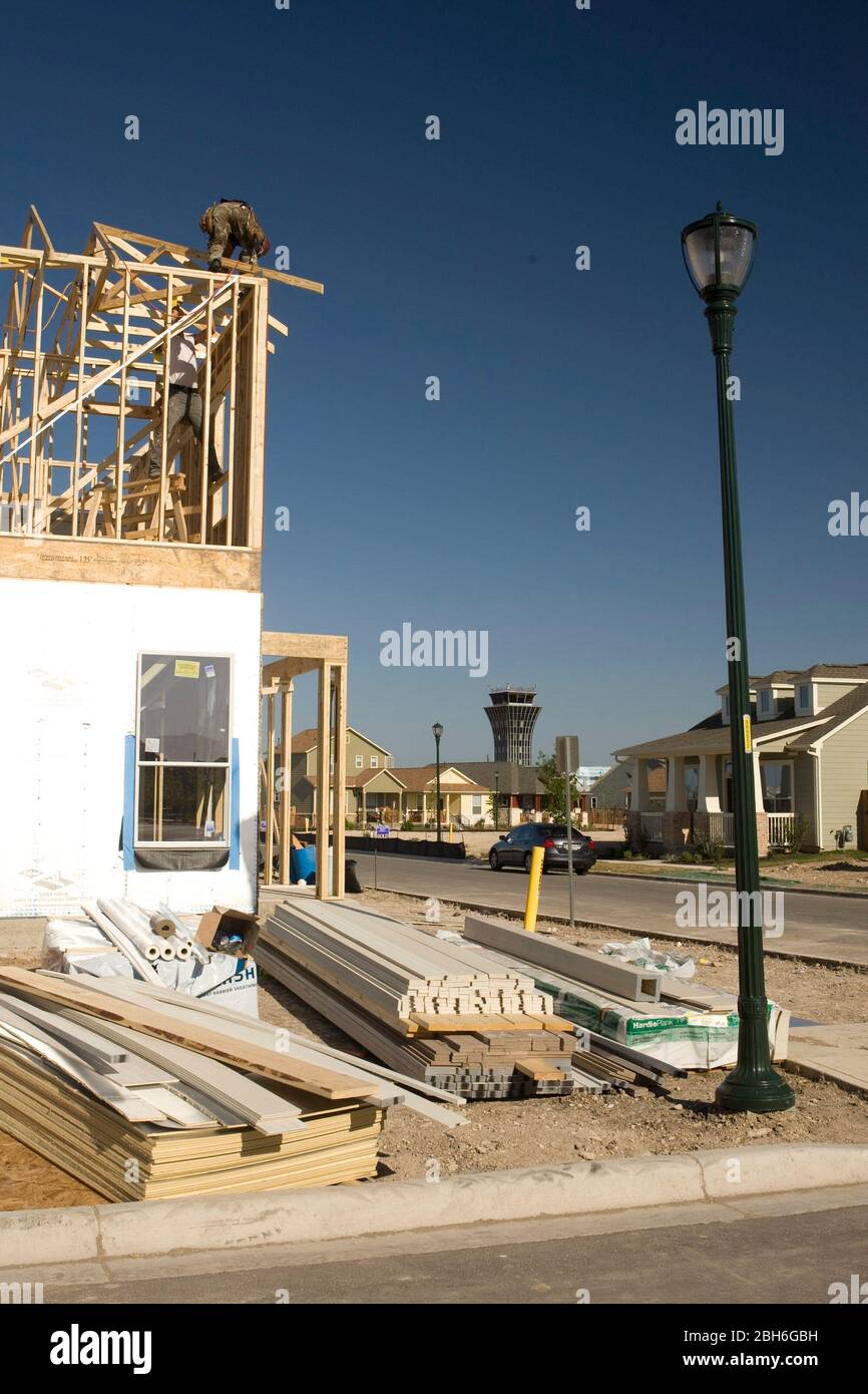 Austin, Texas, USA, 2. April 2009: Die Bauarbeiten an der Wohnanlage von Mueller auf dem Gelände des alten Flughafens Austin Mueller, der schließlich aus mehr als 1.100 Häusern auf 700 Hektar Land bestehen wird, werden fortgesetzt. Der Standort ist ein Beispiel für eine nachhaltige, transit-orientierte, neue urbanistische Entwicklung im Herzen von Austin. Im Hintergrund befindet sich der Kontrollturm des alten Flughafens. ©Bob Daemmrich Stockfoto