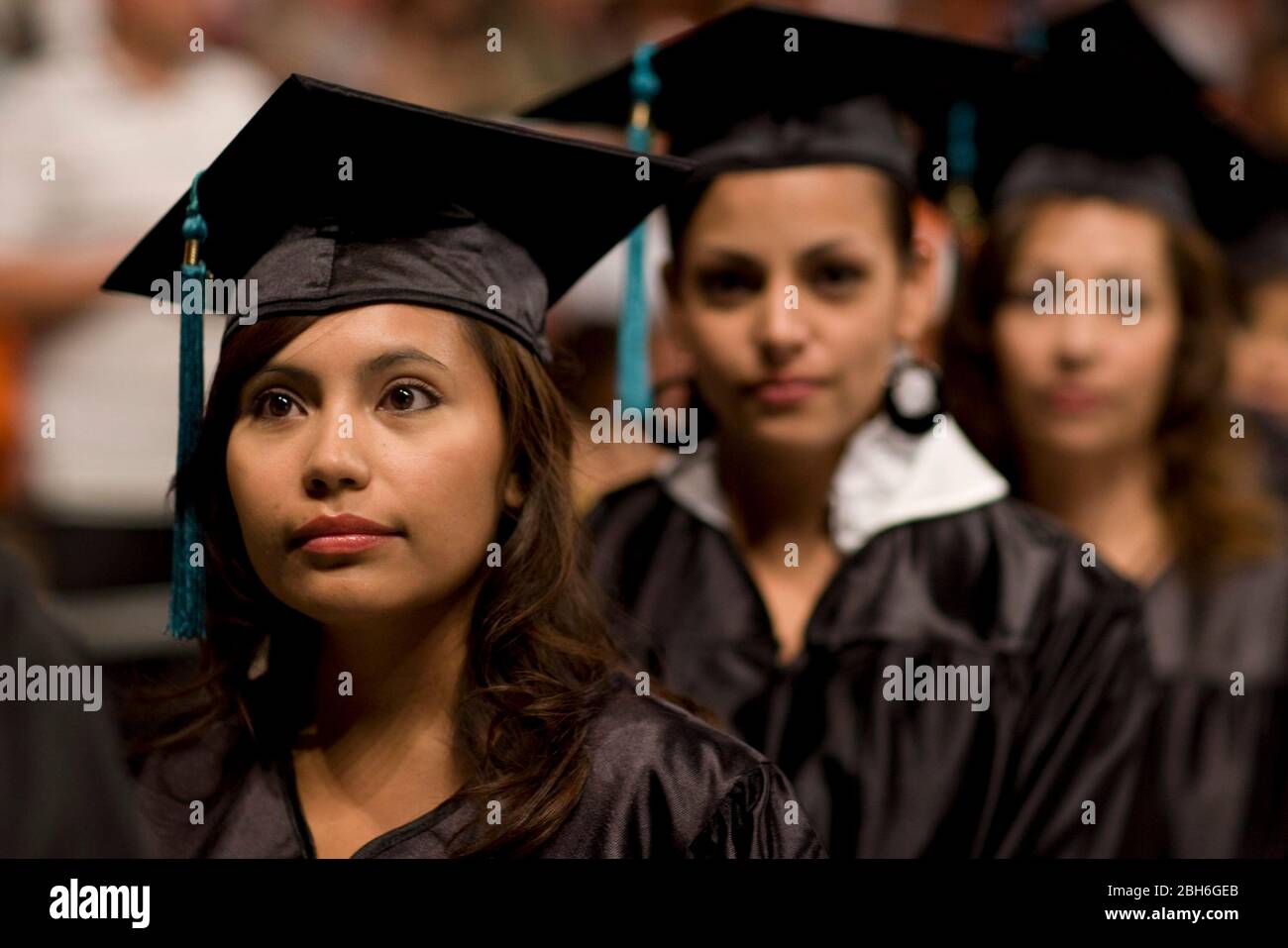 El Paso, Texas USA, 15. April 2009: Abschlusszeremonien für das El Paso Community College, wo 1.500 Studenten ihre zweijährigen Associate-Abschlüsse im überwiegend hispanischen Westen von Texas erhielten. ©Bob Daemmrich Stockfoto