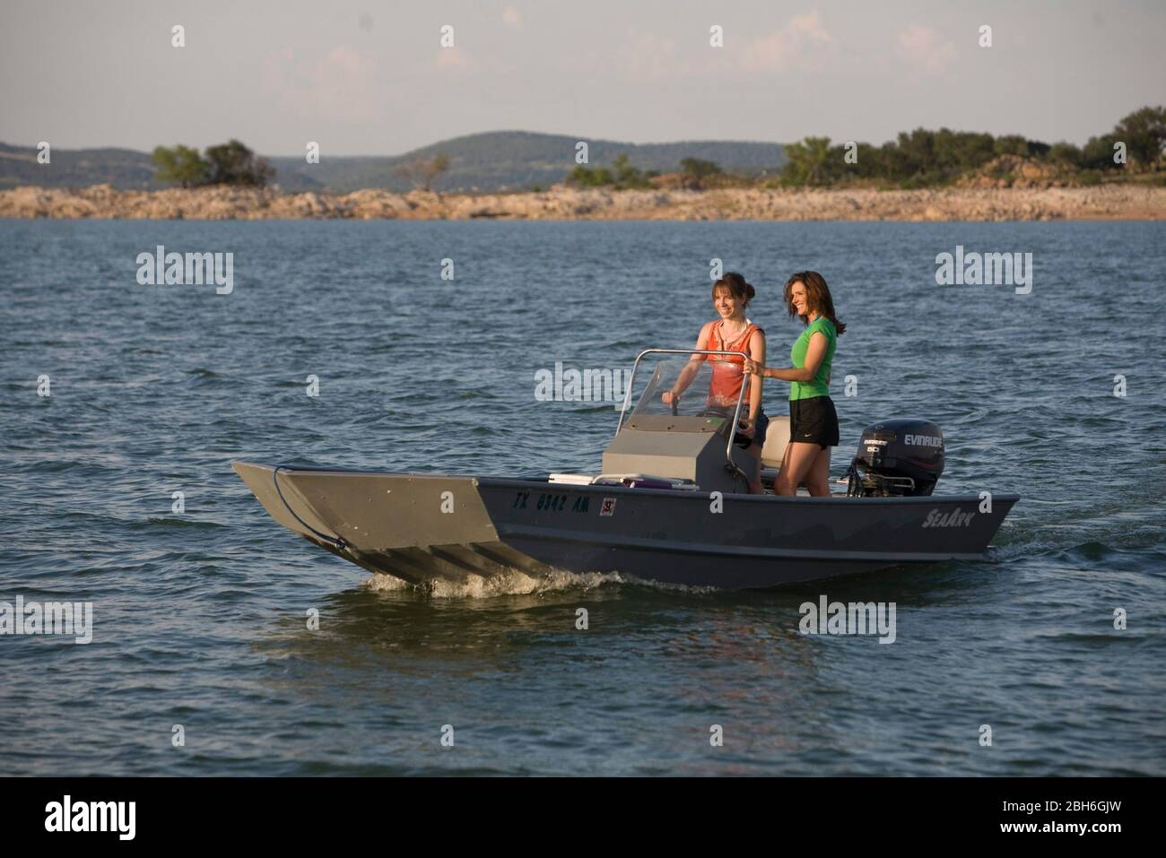 Burnett, Texas, USA, 22. Mai 2009: Vergnügungsbooten im 16-Fuß-john-Boot auf dem Lake Buchanan, einem von Menschen hergestellten See in Zentral-Texas, der die Landkreise Llano und Burnett überspannt. ©Bob Daemmrich Stockfoto