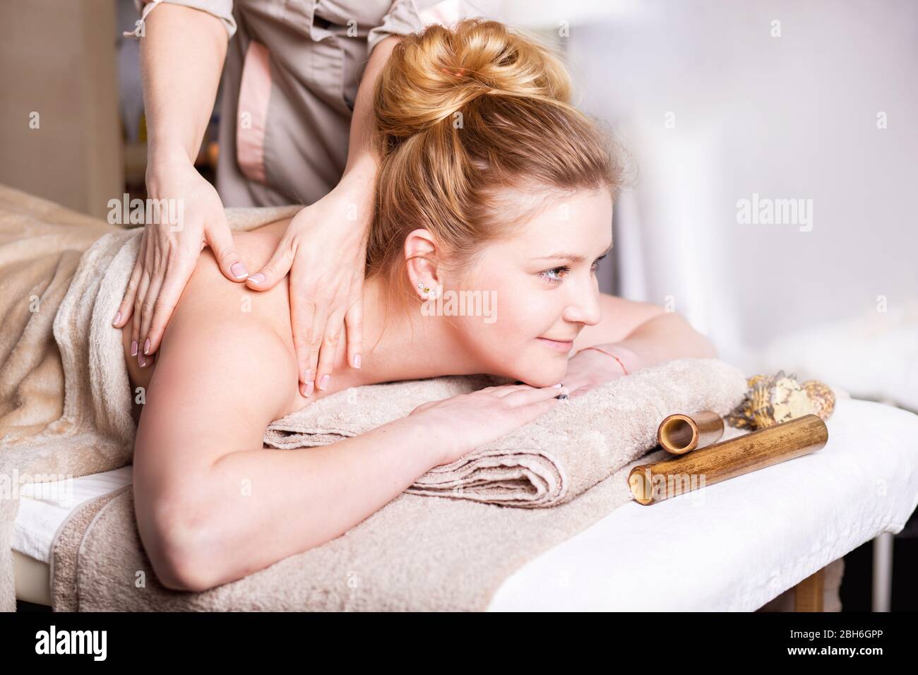 Weiße hübsche Frau mit Körpermassage Schönheitsbehandlungskonzept. Stockfoto
