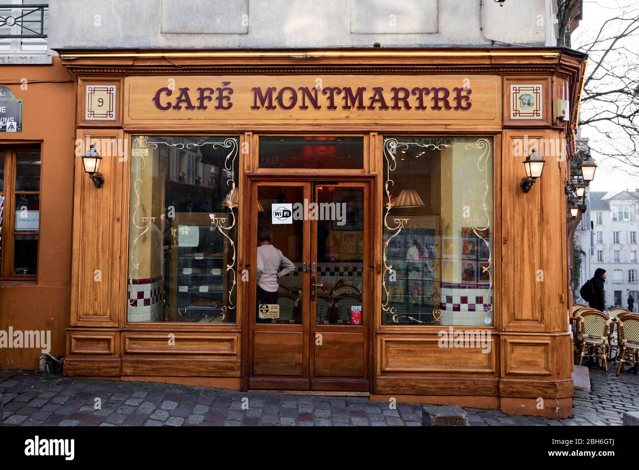Cafe Bar, Montmartre, Paris, Frankreich an einem sonnigen Februartag Stockfoto