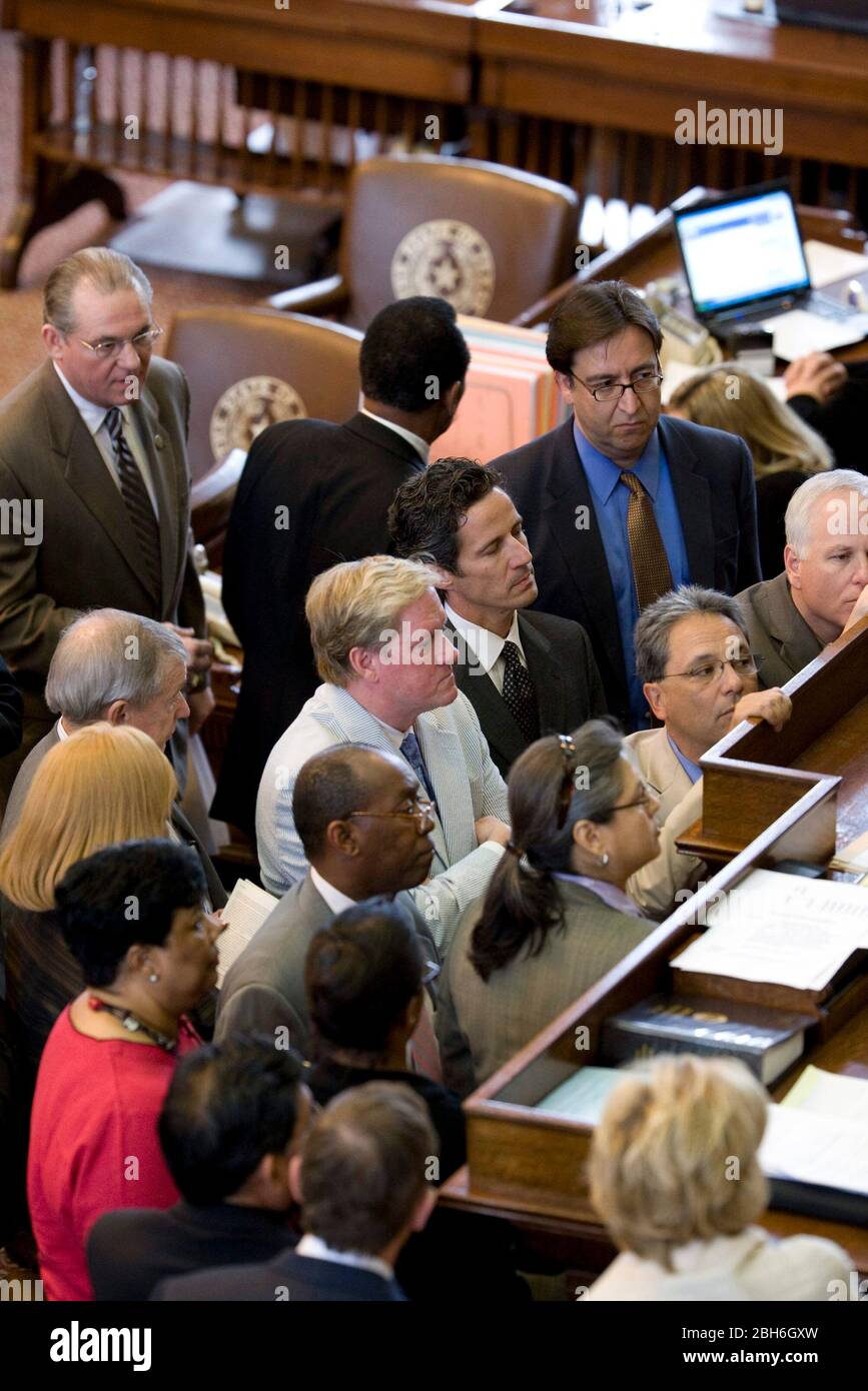 Austin, Texas, USA, 1. Juni 2009: Am letzten Tag der texanischen Legislativsitzung 81. in der Kammer des Repräsentantenhauses hören der Repräsentant Jim Pitts (c) (R-Waxahachie) und andere, wie er über eine Frage zur Geschäftsordnung über die Gültigkeit eines Gesetzentwurfs debattiert. ©Bob Daemmrich Stockfoto