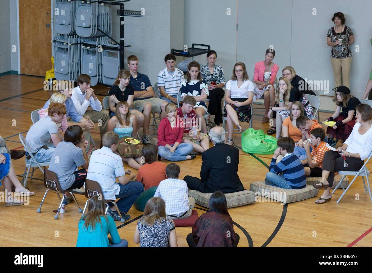 Austin, TX 26. April 2009: Evangelical Lutheran Church of America (ELCA) der Vorsitzende Bischof Mark Hanson von Chicago sprach mit Schülern der Mittelschule und der Highschool-Sonntagsschule in der St. Martin's Lutheran Church. ©Bob Daemmrich Stockfoto