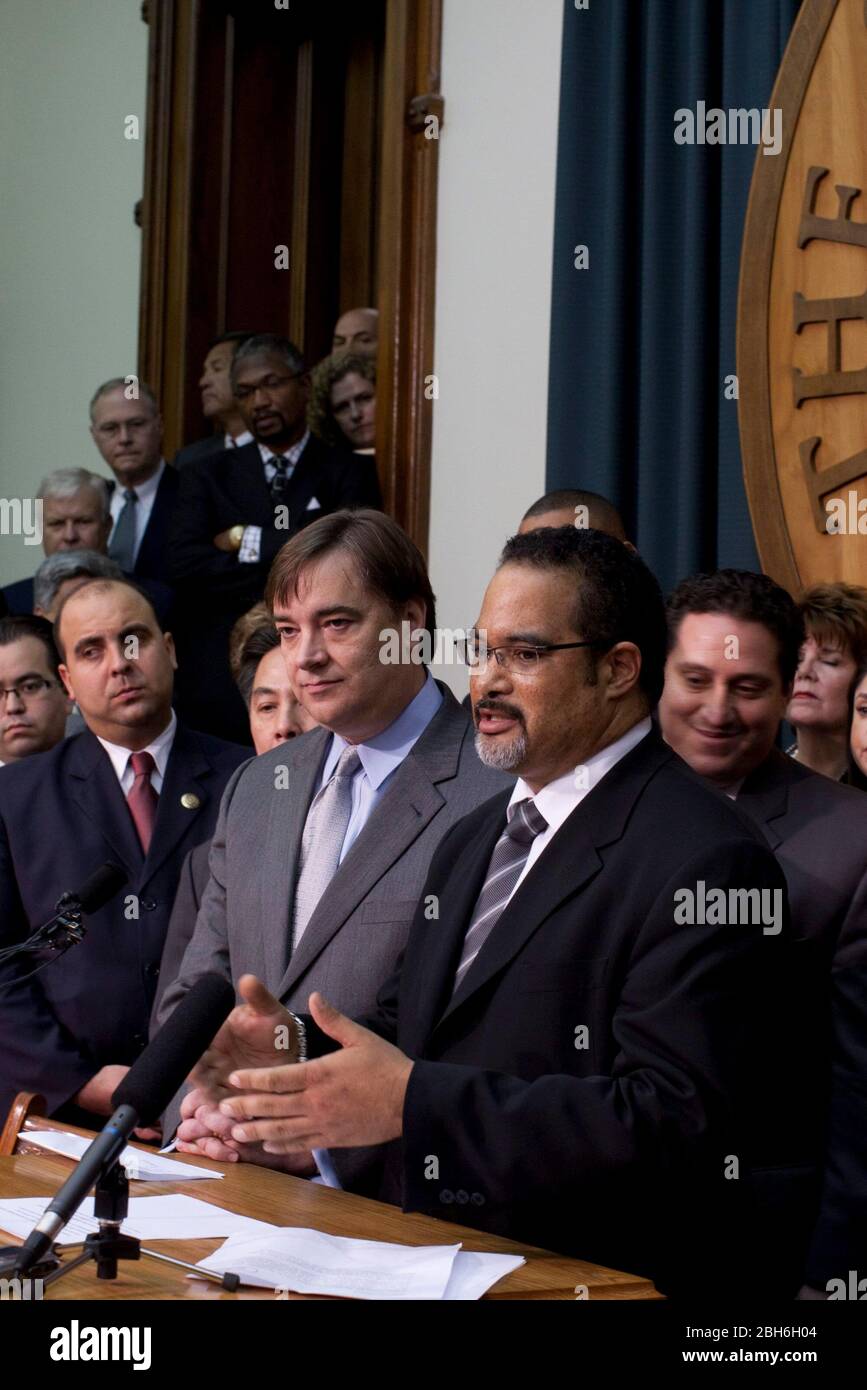 Austin, TX 20. Mai 2009: Politische Aktion im Texas Haus während der letzten Tage der 81. Gesetzgebenden Sitzung, zeigt Rep. Jim Dunham (l) D-Waco) und Rep. Garnett Coleman (D-Houston) auf dem Podium und andere Mitglieder des Demokratischen Caucus eine Pressekonferenz über den Wählerausweis Rechnung. ©Bob Daemmrich Stockfoto