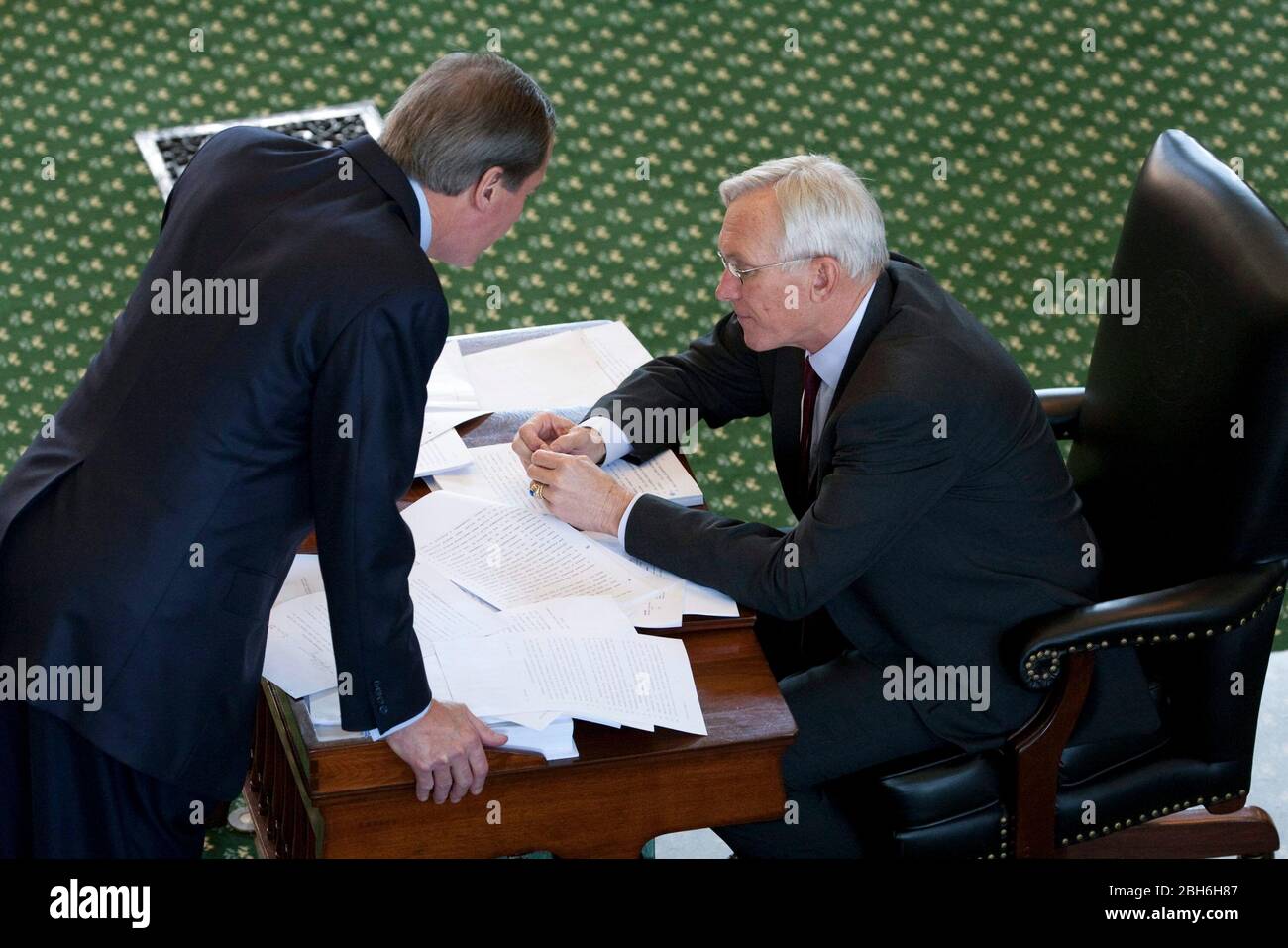 Austin, Texas, USA, 1. Juni 2009: Der texanische Senator Steve Ogden (R-Bryan) gibt am letzten Tag des 81.. Gesetzgebungssitzung. Der Senat weigerte sich, wichtige Gesetzesvorlagen in den letzten Stunden zu verabschieden, was in diesem Sommer zu einer Sondersitzung führen könnte. ©Bob Daemmrich Stockfoto