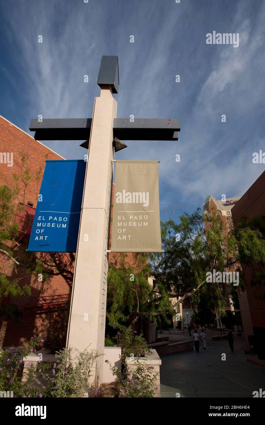 El Paso, Texas 14. Mai 2009: Szenen aus dem Kunstviertel in der Innenstadt von El Paso, TX, die Banner vor dem El Paso Museum of Art zeigen, das über 5,000 Originalkunstwerke beherbergt, darunter die Samuel H. Kress Collection of European Art. ©Bob Daemmrich Stockfoto