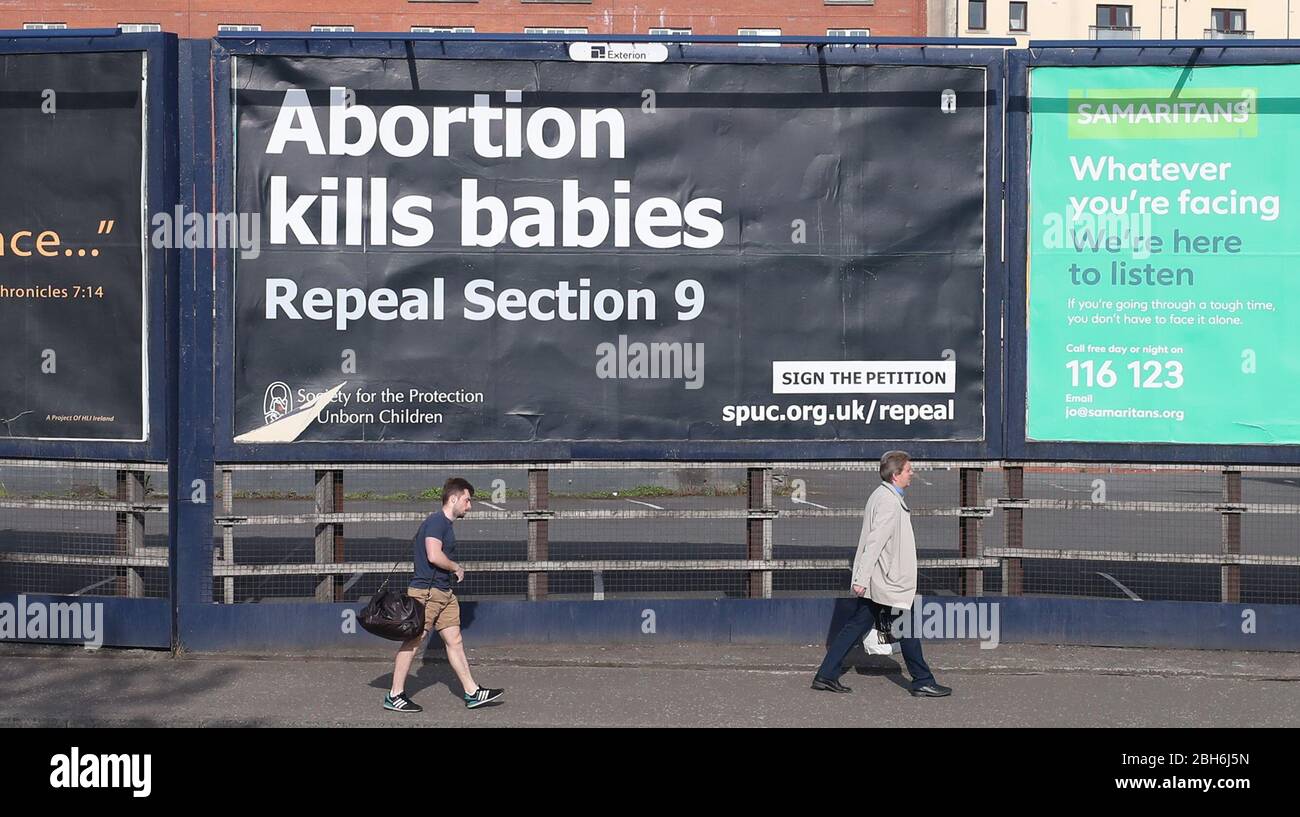 Ein Anti-Abtreibungsplakat, das von der Society for the Protection of Unborn Children in Belfasts Cromac Street aufgehängt wurde. Stockfoto