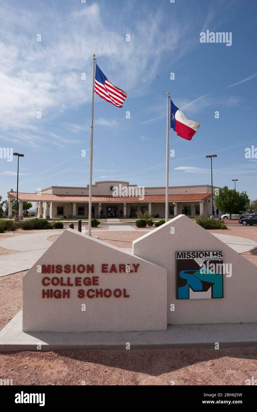 El Paso, Texas 28. Mai 2009: Außenansicht der Mission Early College High School im Sccorro Schulbezirk von El Paso. Motivierte Schüler der mehrheitlich-hispanischen Schule können einen Associate-Abschluss am El Paso Community College erwerben, während sie ihr Abitur im Programm absolvieren. ©Bob Daemmrich Stockfoto