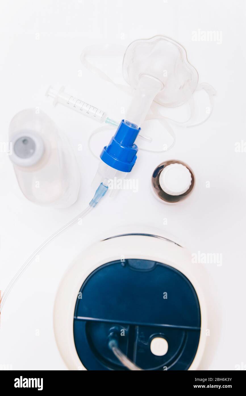 Medizinische Geräte zum Einatmen mit Atemschutzmaske, Vernebler auf dem weißen Tisch Stockfoto