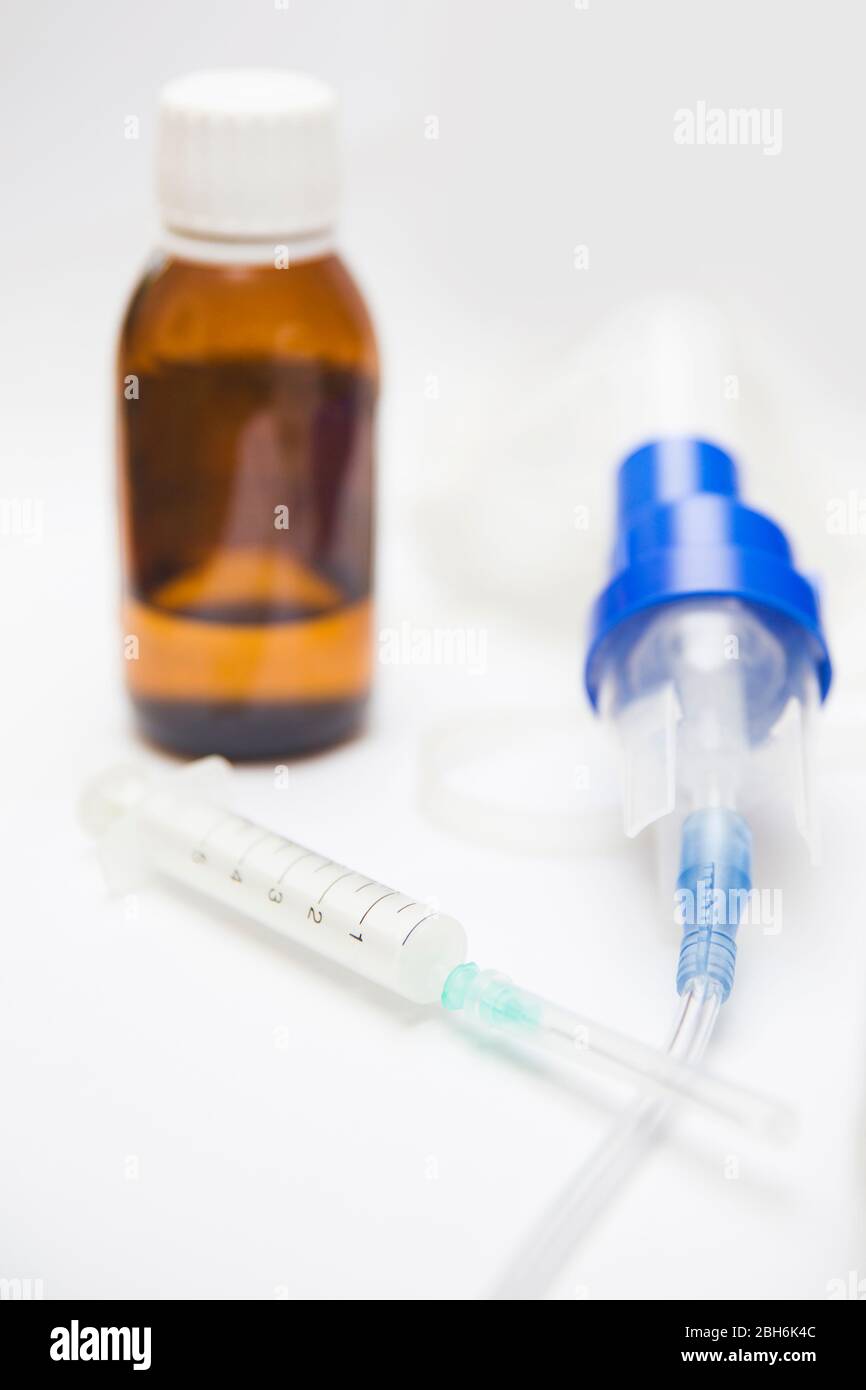 Medizinische Geräte zum Einatmen mit Atemschutzmaske, Vernebler auf dem weißen Tisch Stockfoto