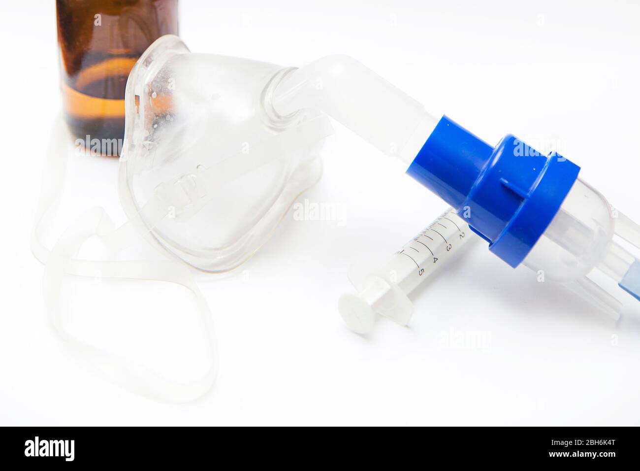 Medizinische Geräte zum Einatmen mit Atemschutzmaske, Vernebler auf dem weißen Tisch Stockfoto