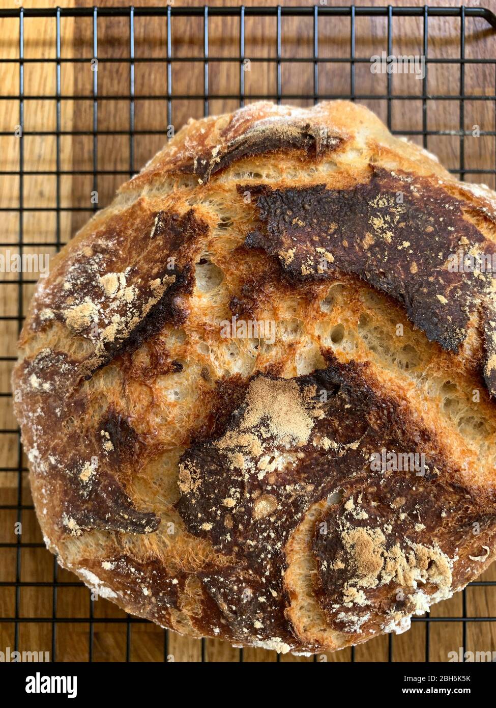 Ein selbstgebackenes Brot ohne Brot kneten auf EINEM Kühlregal Stockfoto