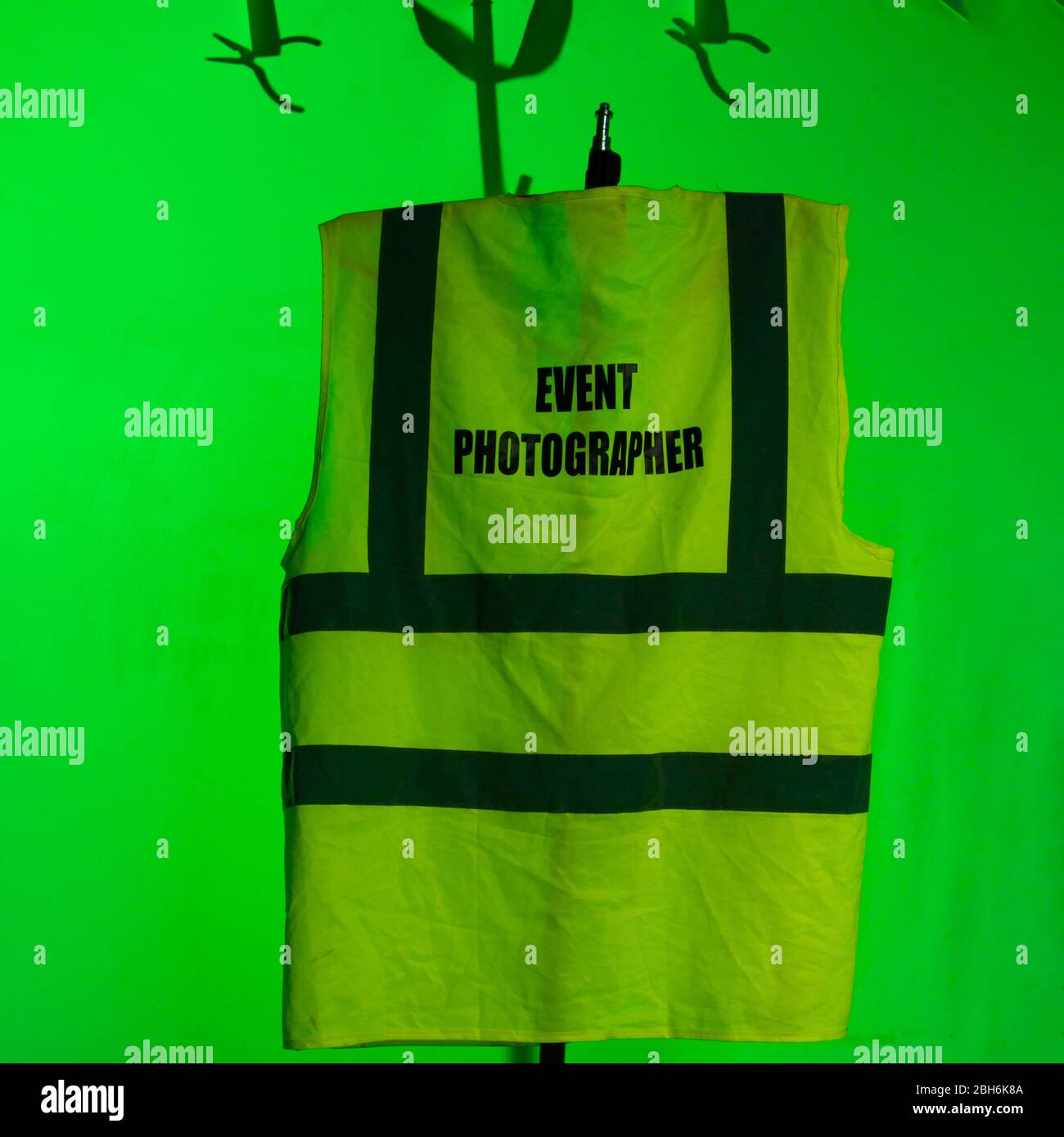 Produktfotografie mit einer hohen Vis Jacke mit Diffusor und beleuchteten Farbjacke Stockfoto