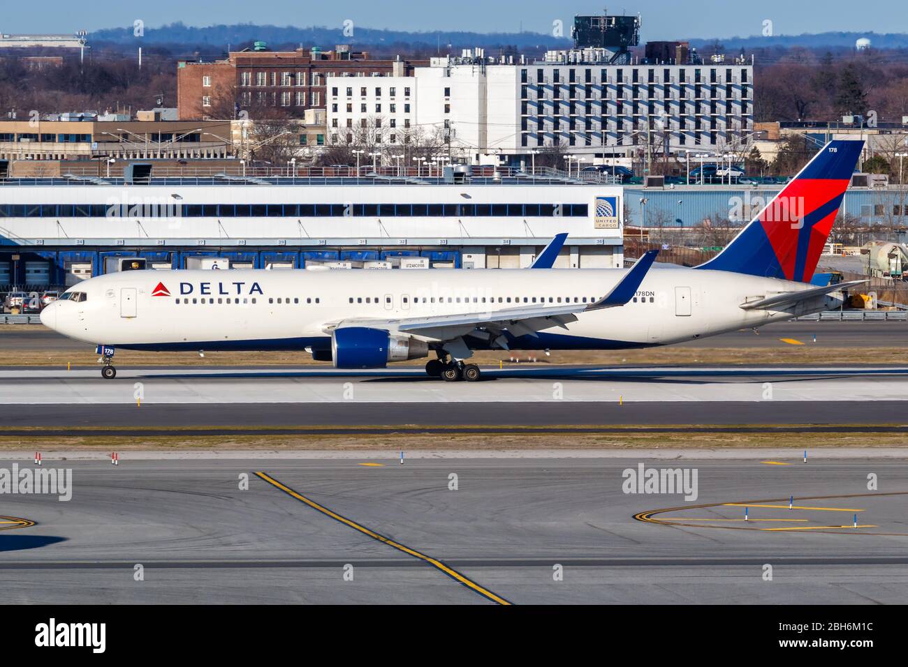 New York City, New York – 1. März 2020: Delta Air Lines Boeing 767-300ER Flugzeug am New York JFK Airport (JFK) in den Vereinigten Staaten. Boeing ist ein am Stockfoto