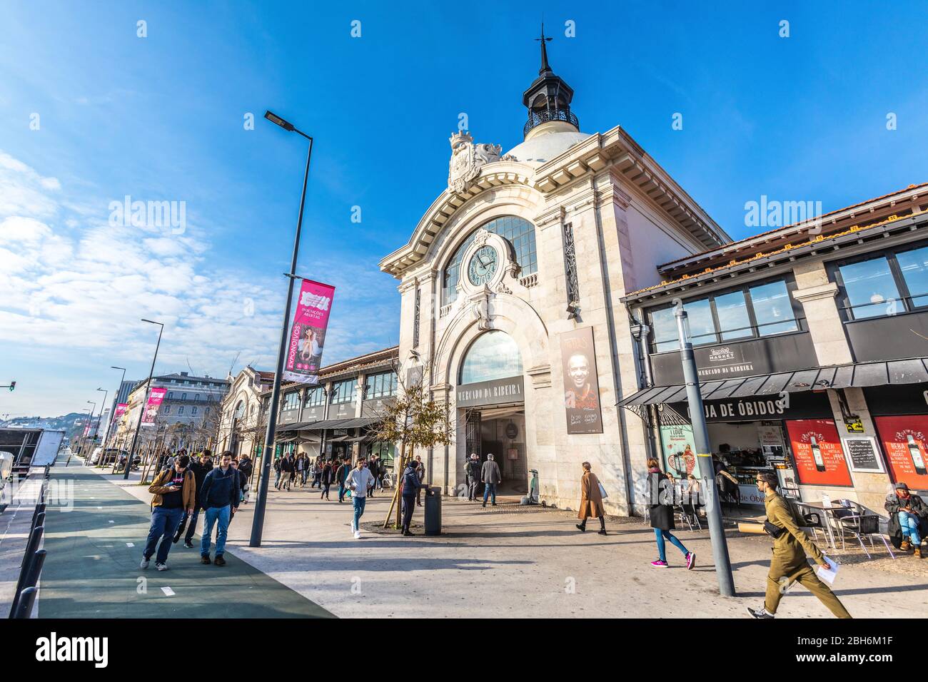 Lissabon, Portugal. 4. Januar 2019: Time Out Market Lisboa ist eine Lebensmittelhalle im Mercado da Ribeira in Cais do Sodre in Lissabon, Portugal. Exter Stockfoto