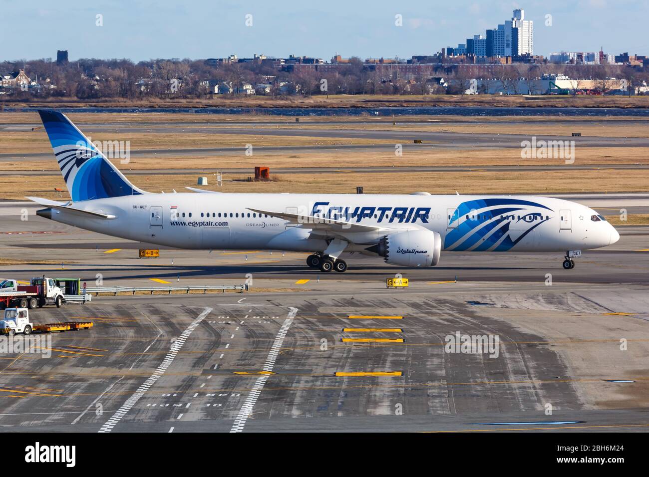 New York City, New York – 27. Februar 2020: Egyptair Boeing 787-9 Dreamliner Flugzeug am New York JFK Airport (JFK) in den Vereinigten Staaten. Stockfoto