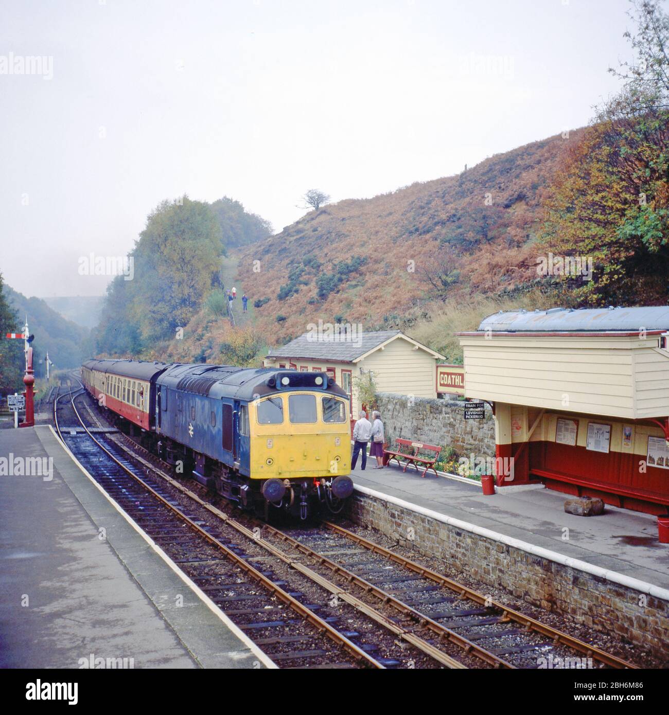 Klasse 25 bei Goathland, North Yorkshire Moors Railway, England 1988 Stockfoto