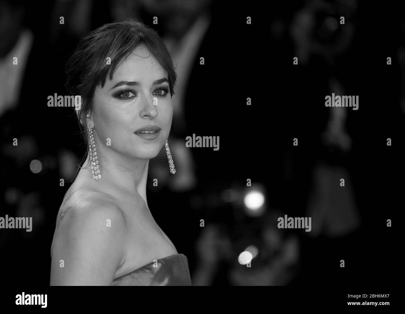 VENEDIG, ITALIEN - SEPTEMBER 01: Dakota Johnson geht auf dem roten Teppich vor der 'Suspiria'-Vorführung während des 75. Filmfestivals in Venedig Stockfoto