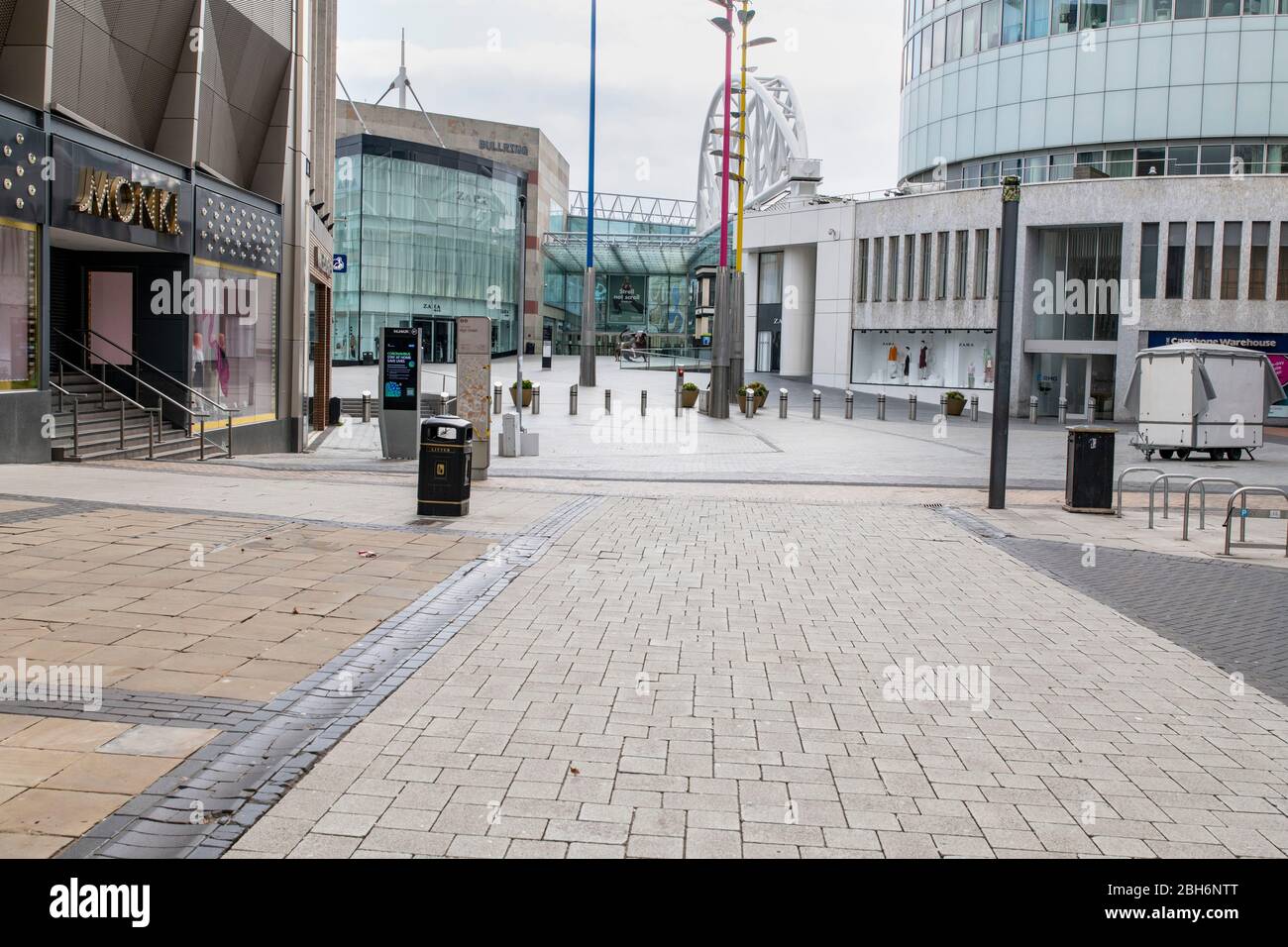 Coronavirus-Sperrung. Eine praktisch leere High Street im Zentrum von Birmingham, Großbritannien an einem Samstagnachmittag. Stockfoto
