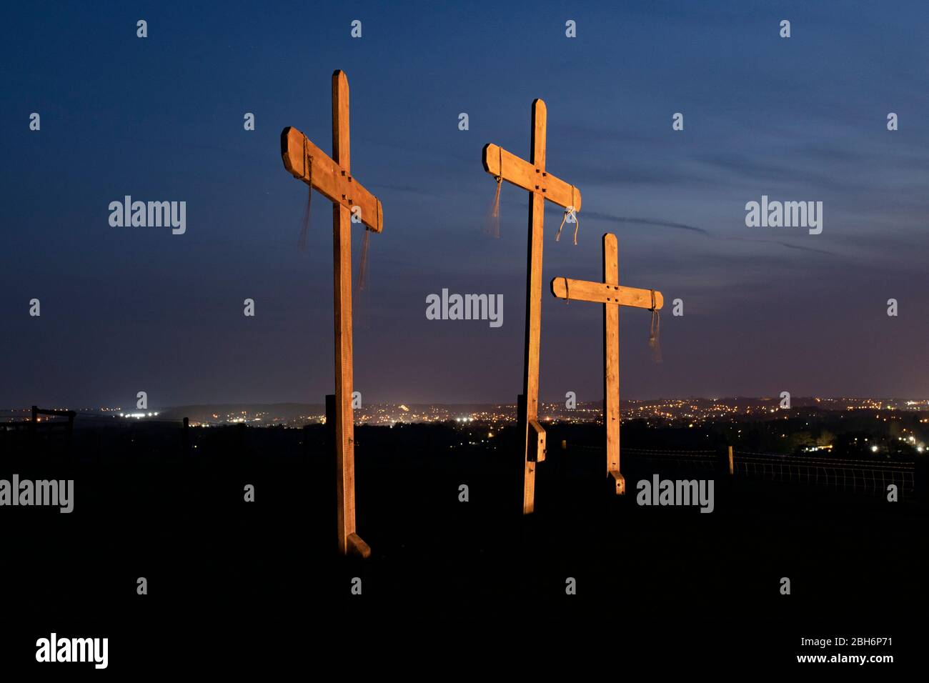 Drei Kruzifixe auf einem Hügel mit Blick auf Redditch, Worcestershire zur Osterwoche. Stockfoto