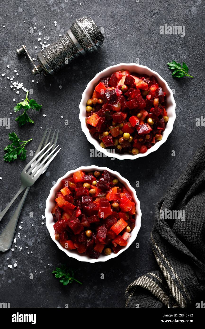 Rote Bete oder Rüben Salat mit gekochtem Gemüse Stockfoto
