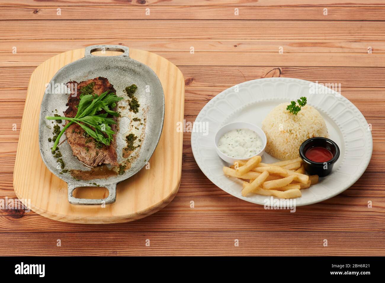 Traditionelles grillfleisch mit Pommes frites auf zwei Tellern über der Seitenansicht Stockfoto