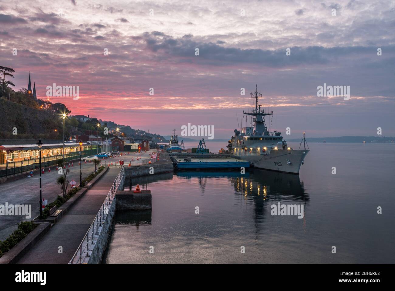 Cobh, Cork, Irland. April 2020. Marineschiff LÉ William Butler Yeats am Liegeplatz vor Sonnenaufgang am Tiefseekai in Cobh, Co. Cork. Seit Ausbruch der Coronavirus-Pandemie in Irland hat der Marineservice den Gesundheitsdienst durch die Durchführung von Covid-19-Tests mit ihren Schiffen in Dublin, Galway und Cork unterstützt. - Credit; David Creedon / Alamy Live News Stockfoto