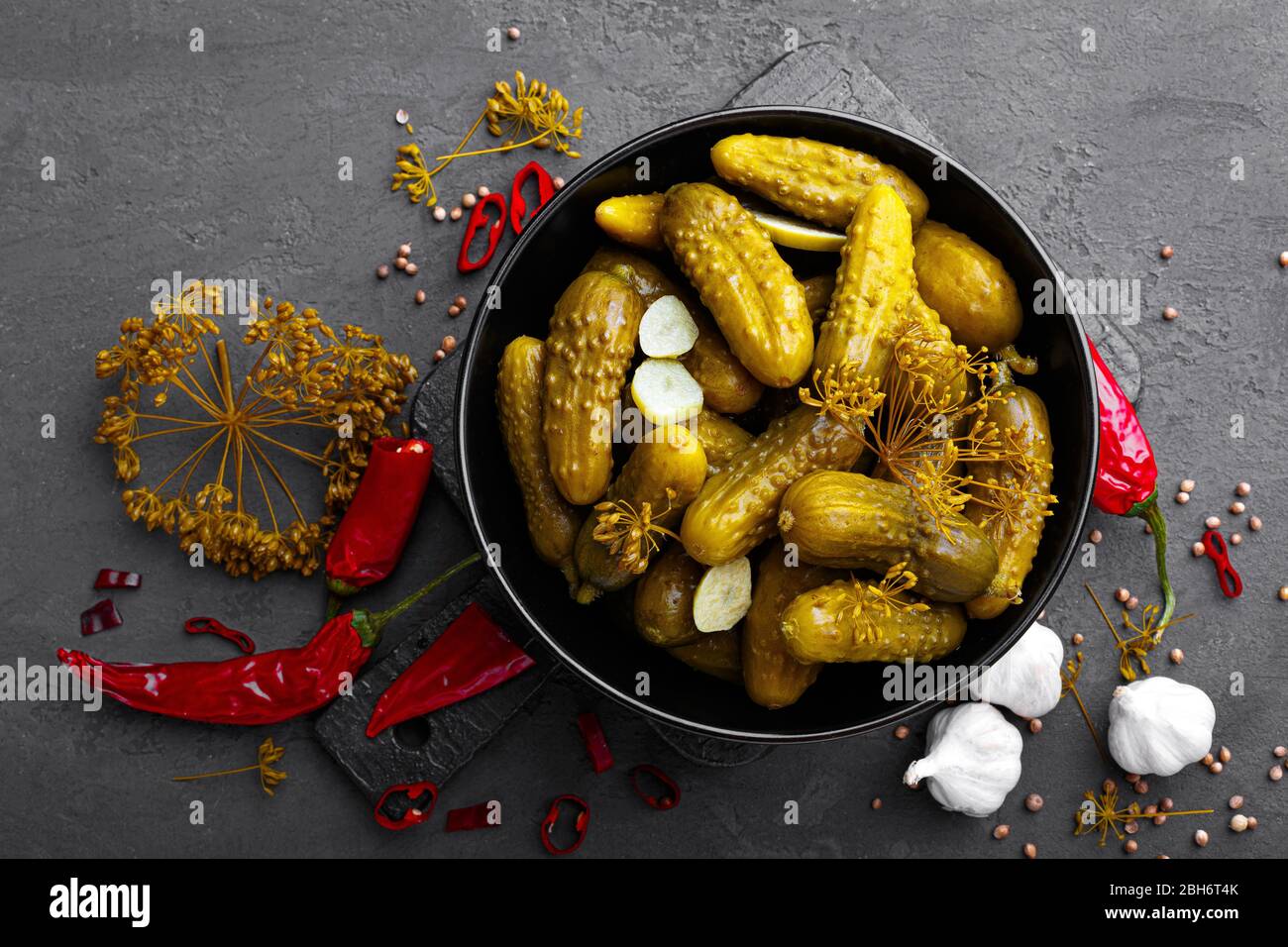 Hausgemachte kleine konservierte Gurken, fermentiert, gesalzen oder marinierte Gurken mit Knoblauch, Chili und Dill Stockfoto