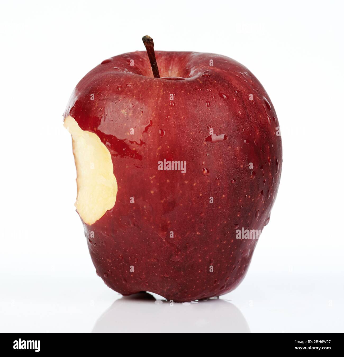 Frischer roter Apfel mit Biss auf der Seite isoliert auf weißem Hintergrund Stockfoto