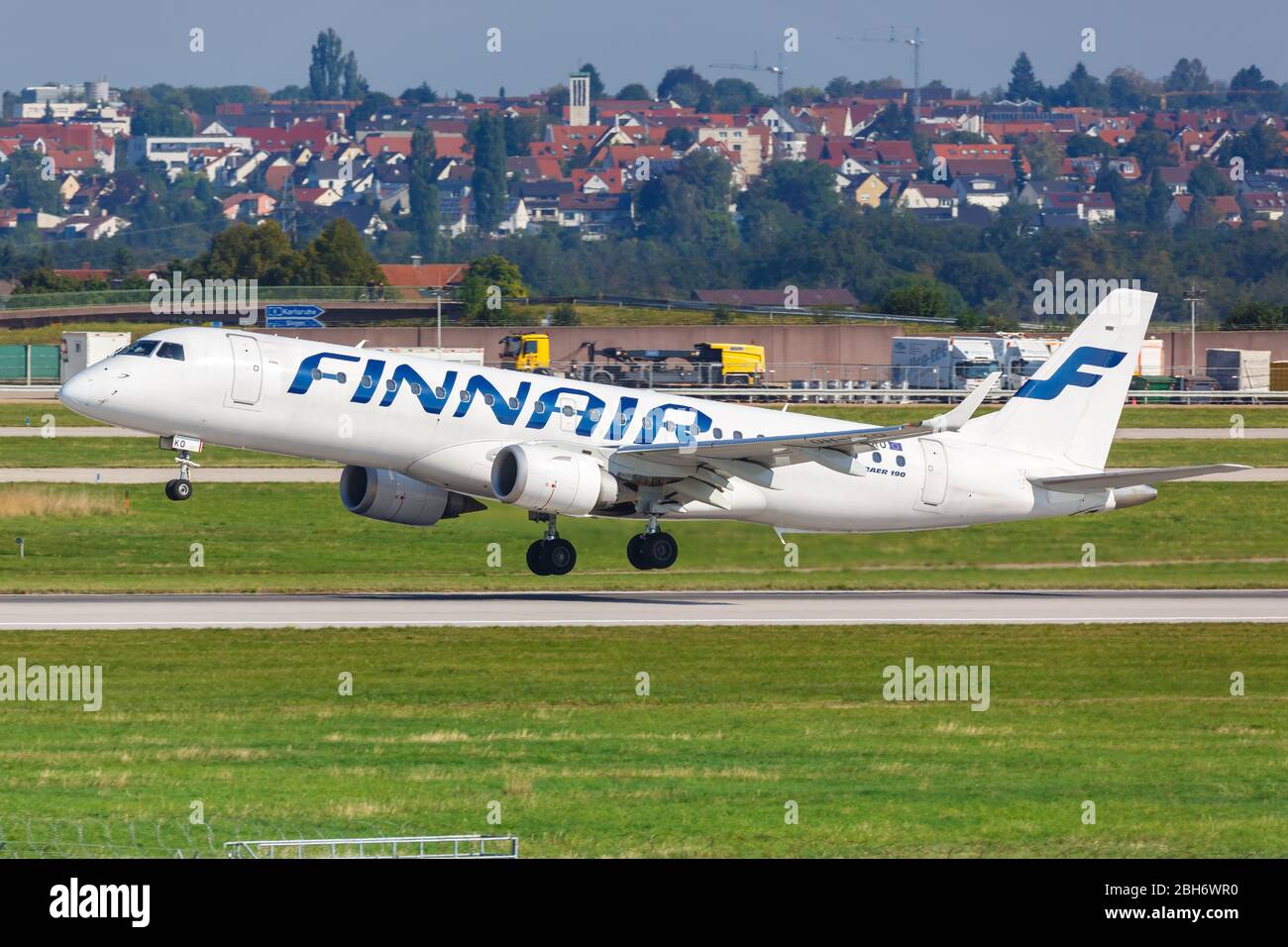 Stuttgart, 15. September 2019: Finnair Embraer 190 fliegt am Flughafen Stuttgart (STR) in Deutschland. Stockfoto