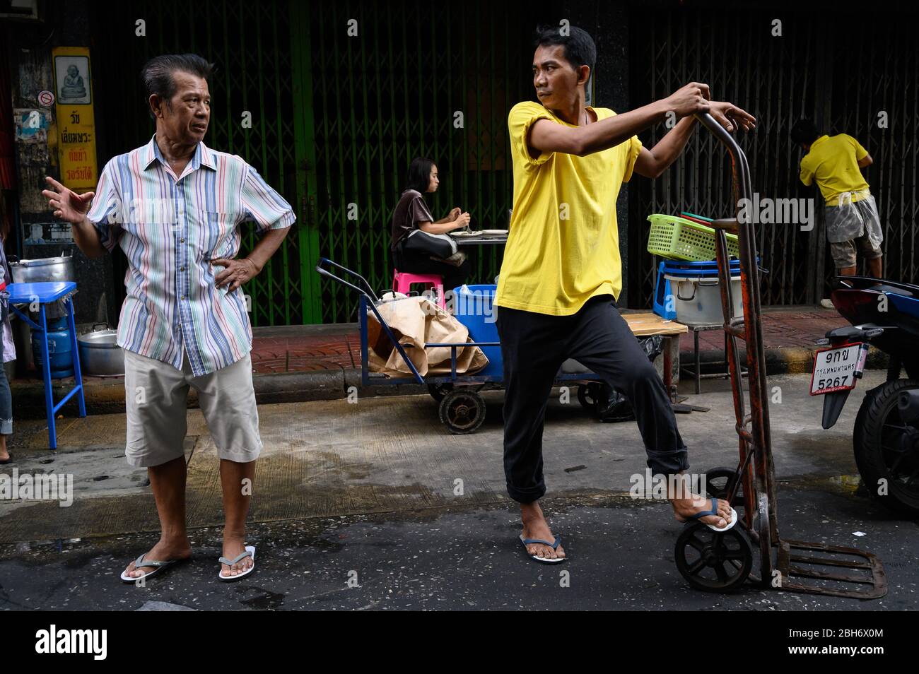 Thais reden auf der Straße, Bangkok, Thailand Stockfoto