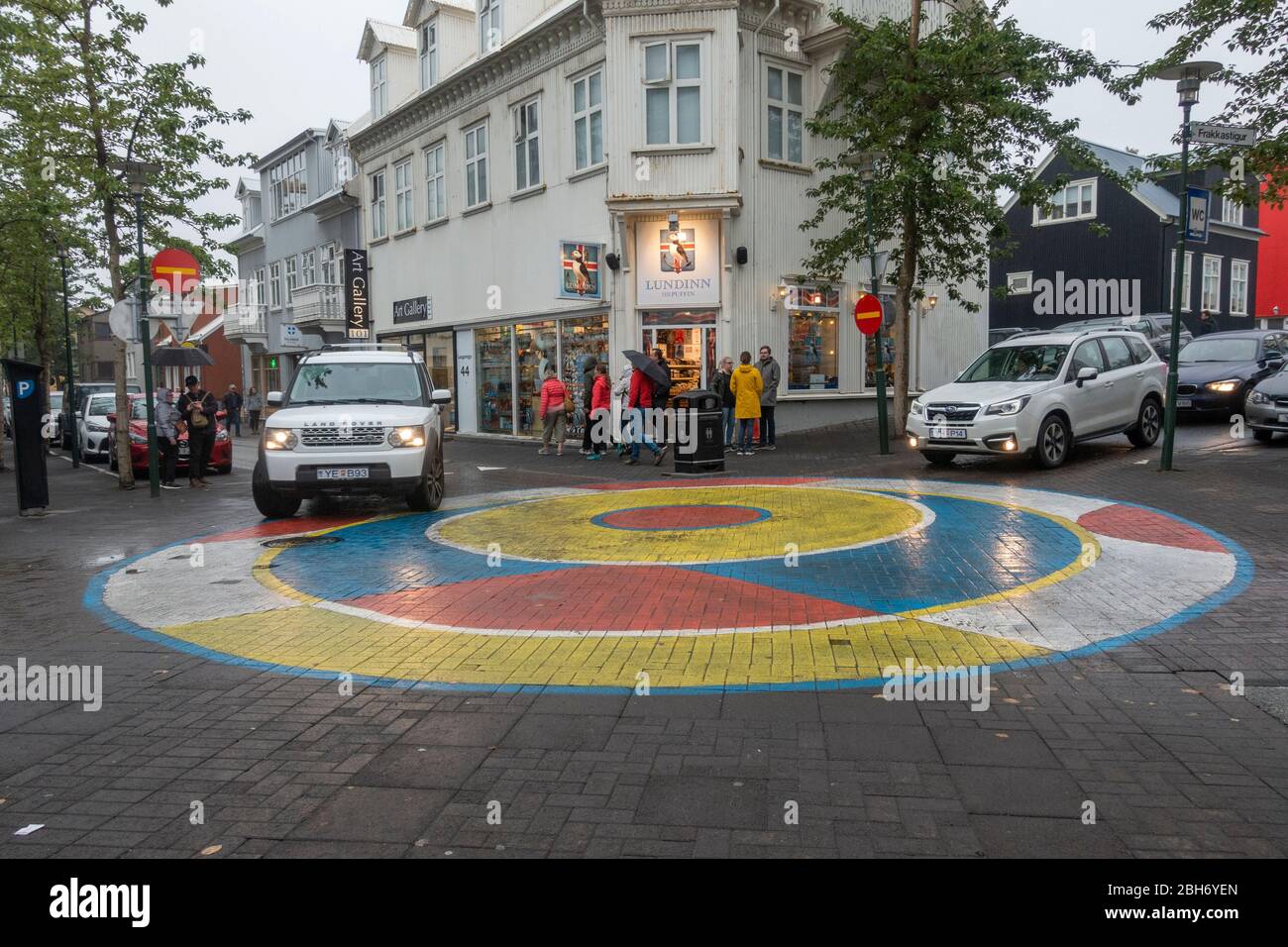 Bunte Kreuzung (Laugavegur und Frakkastígur) im Einkaufsviertel von Reykjavik, Island. Stockfoto