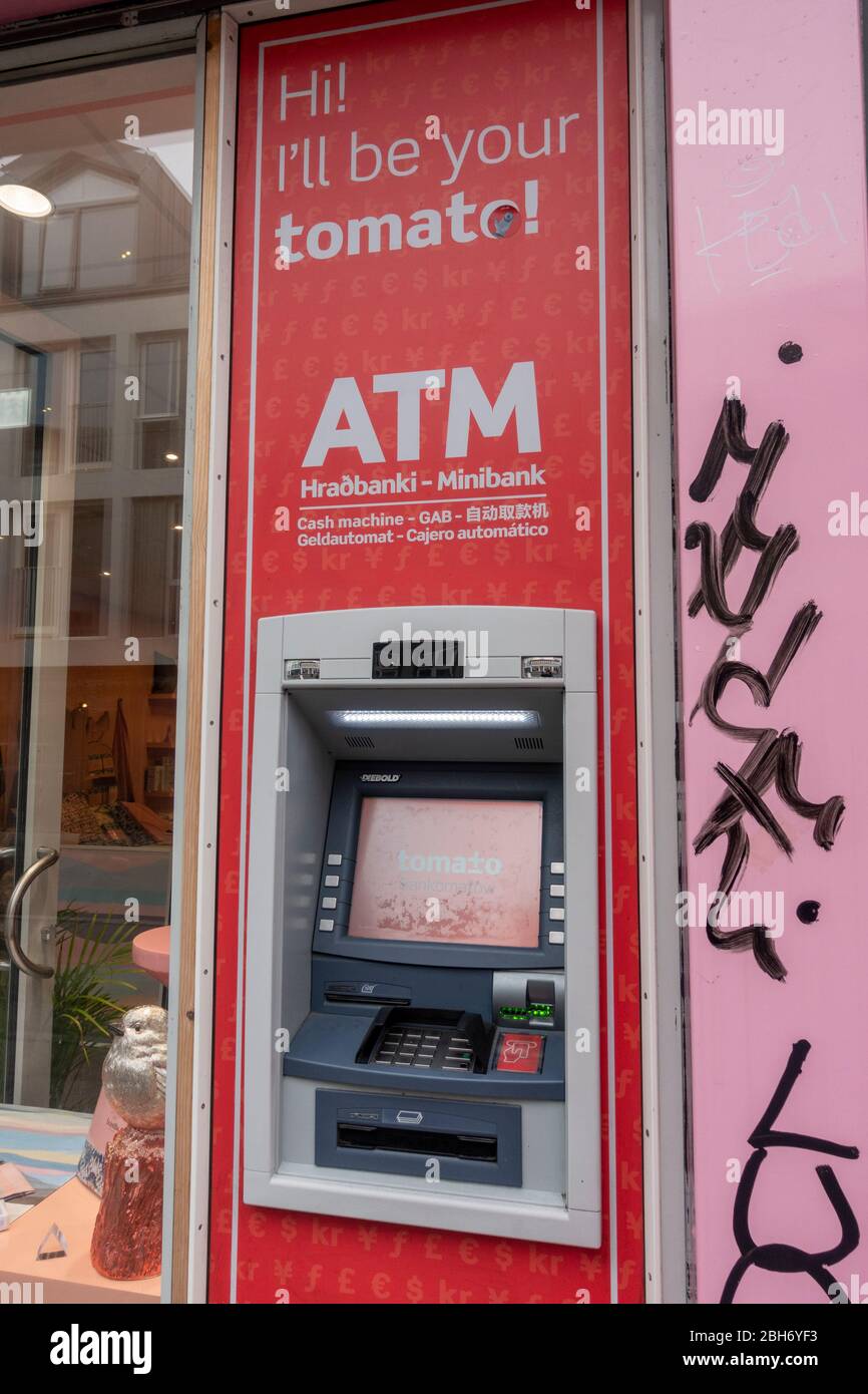 hraðbanki-Minibank-Geldautomat im Freien im Zentrum von Reykjavik, Island. Stockfoto