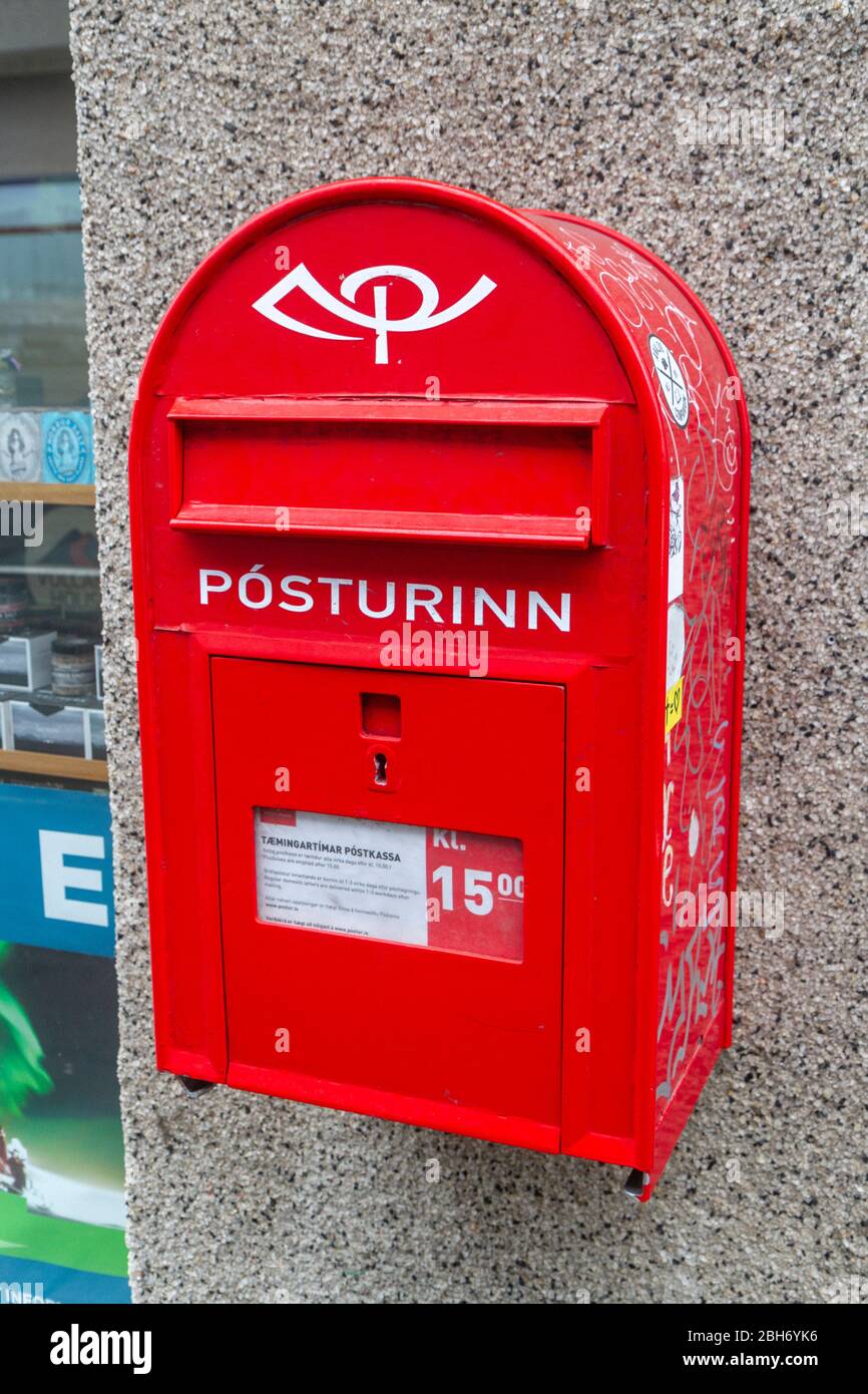 Eine wandmontierte Pósturinn (Isländisches Postamt) in Reykjavik, Island. Stockfoto